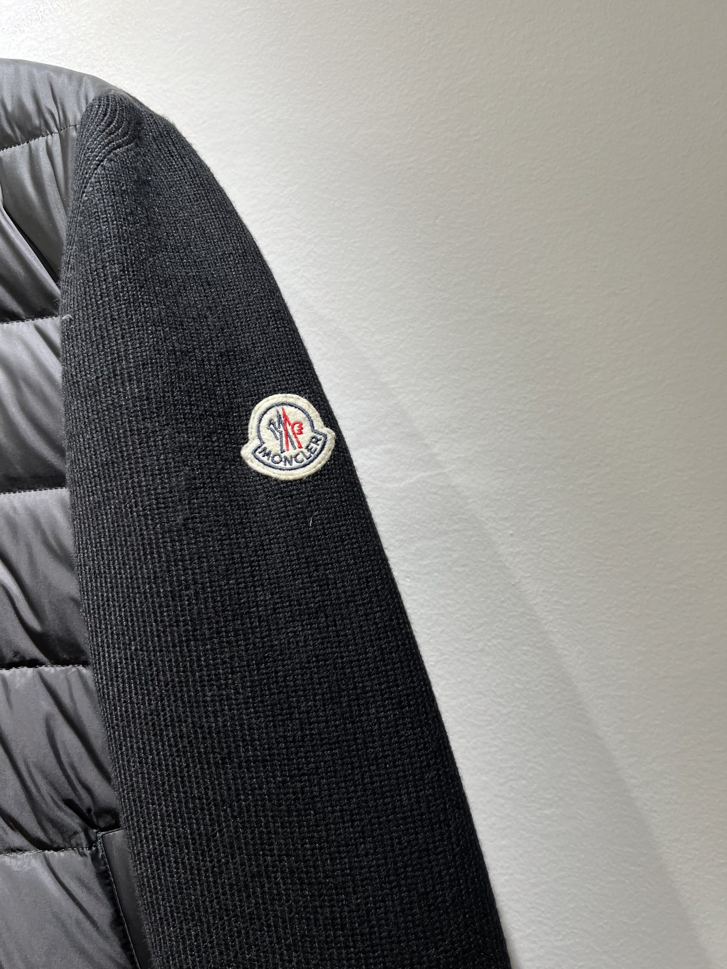 Monc*ler蒙*口 2025秋冬经典羽绒针织拼接夹克外套，都市时尚休闲款！面料超软面料帅酷爆款夹克外