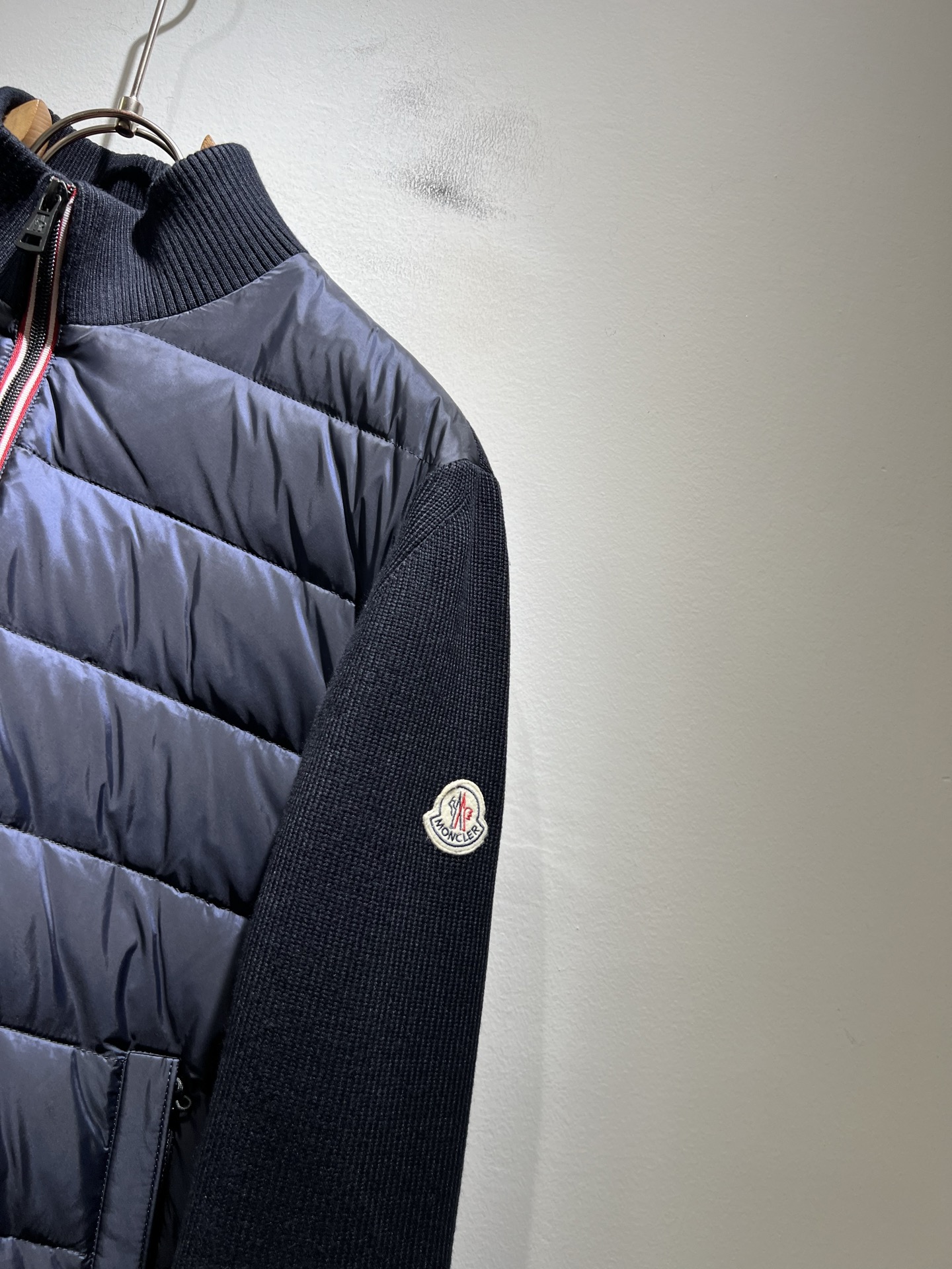 Monc*ler蒙*口 2025秋冬经典羽绒针织拼接夹克外套，都市时尚休闲款！面料超软面料帅酷爆款夹克外