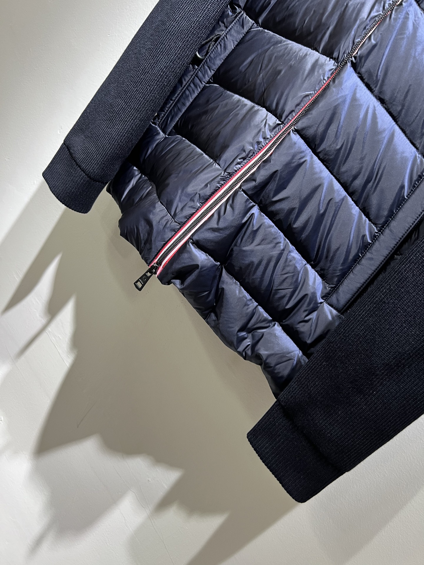 Monc*ler蒙*口 2025秋冬经典羽绒针织拼接夹克外套，都市时尚休闲款！面料超软面料帅酷爆款夹克外