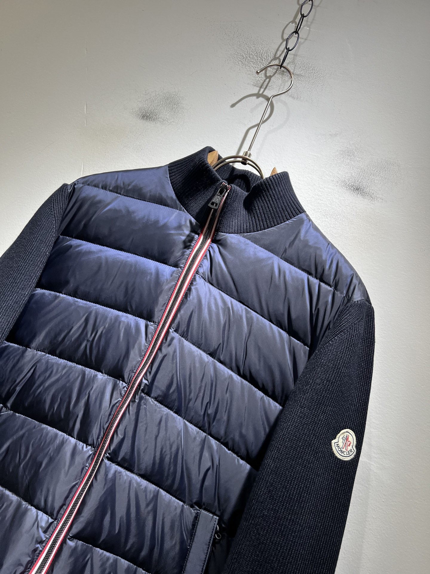 Monc*ler蒙*口 2025秋冬经典羽绒针织拼接夹克外套，都市时尚休闲款！面料超软面料帅酷爆款夹克外