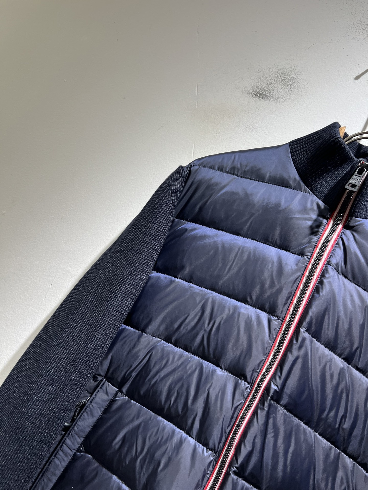 Monc*ler蒙*口 2025秋冬经典羽绒针织拼接夹克外套，都市时尚休闲款！面料超软面料帅酷爆款夹克外