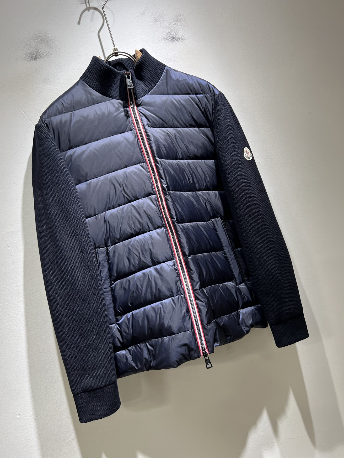 Monc*ler蒙*口 2025秋冬经典羽绒针织拼接夹克外套，都市时尚休闲款！面料超软面料帅酷爆款夹克外