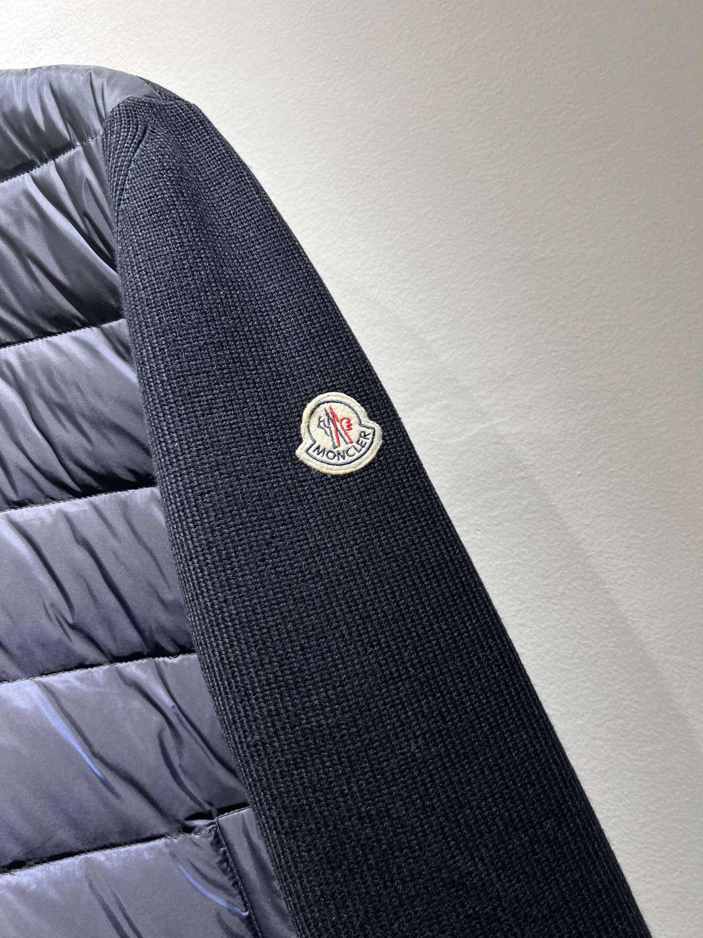 Monc*ler蒙*口 2025秋冬经典羽绒针织拼接夹克外套，都市时尚休闲款！面料超软面料帅酷爆款夹克外