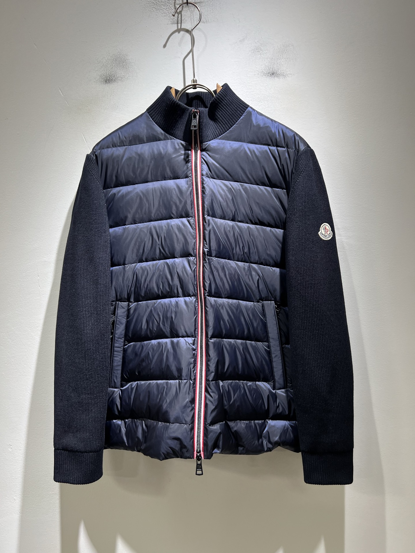 Monc*ler蒙*口 2025秋冬经典羽绒针织拼接夹克外套，都市时尚休闲款！面料超软面料帅酷爆款夹克外