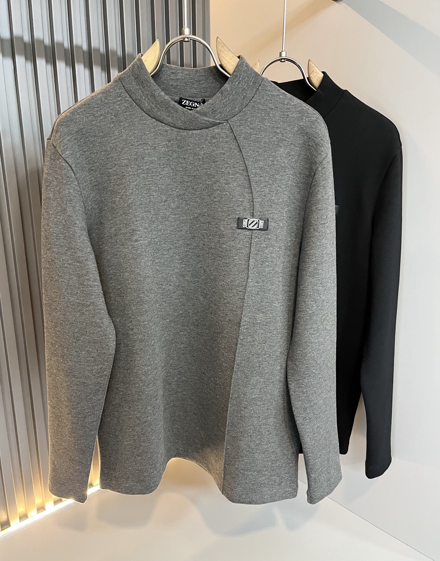 NO:623533,Ermenegildo Zeg*a new autumn and winter men's long-sleeved casual bottoming shirt, order from foreign trade company!  It is one of Zegna’s classic proprietary fabrics!  Customized original pure cotton fabric!  Chest logo pattern badge design!  The texture is warm, soft and delicate to the touch, but the shape is straight and stylish!  Details, extreme luxury...perfect interpretation of high-quality appearance. Sizes M-3XL,,zegna,alexander wang19860909Ermenegildo Zeg*a杰*亚 秋冬新品男士长袖休闲打底衫,外贸公司订单！是杰尼亚经典的专有织物之一！ 定制原版纯棉面料！胸前logo图案徽章设计！质地保暖,触感又柔软细腻、但型态又笔挺有型！ 细节、奢华极致… 完美演绎高品质品相.尺码M-3XL,,zegna,alexander wang,Men's clothing