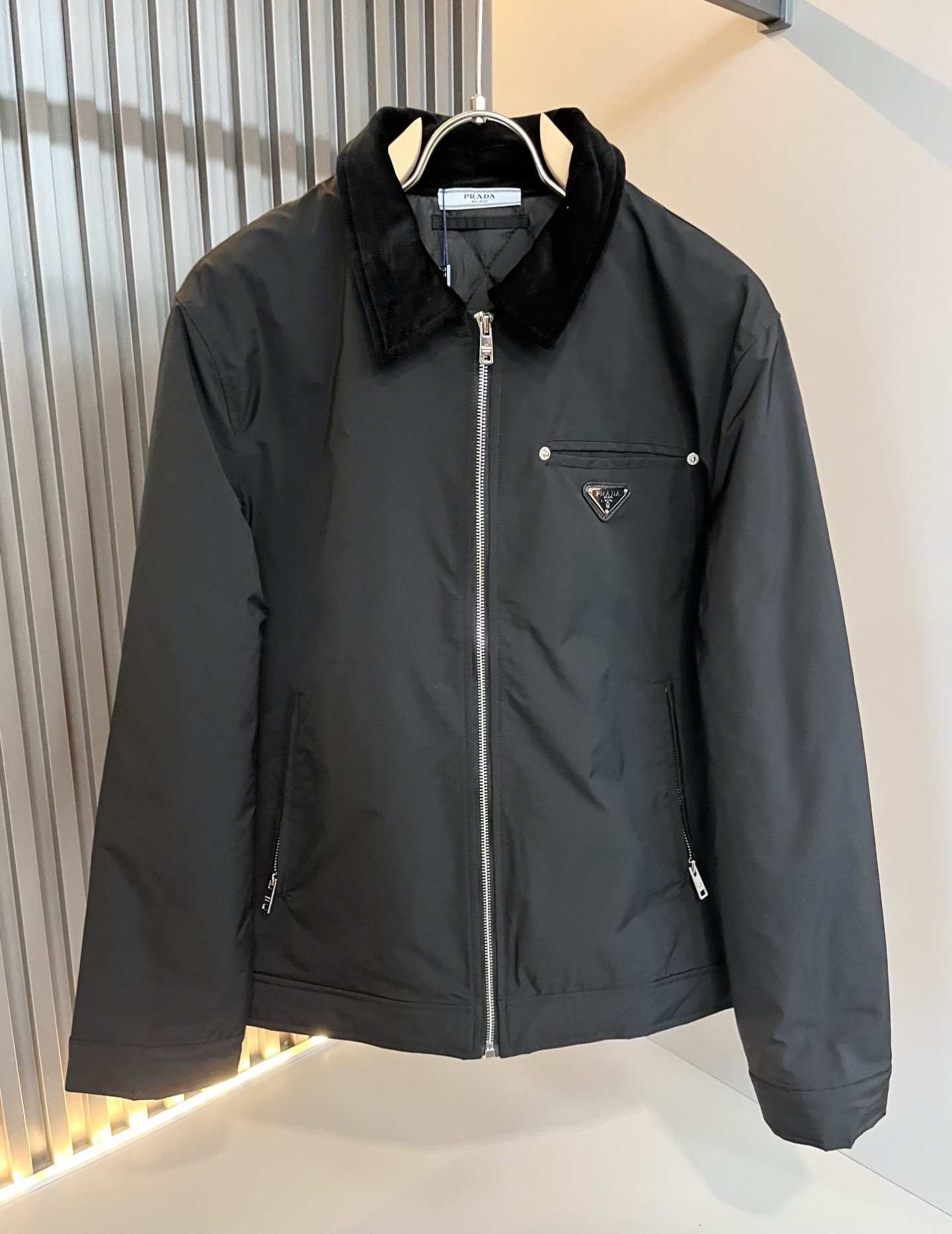 NO:623574,PRAD*A autumn and winter casual jackets, the latest fashionable casual zipper jackets, fashionable jackets! Trading company channels are rare, and they are sold simultaneously on the official website. The high-quality products most anticipated by male gods are coming, allowing you to feel what real luxury has connotation! This jacket is made of P's professionally customized lightweight technical fabrics. The surface is neat, smooth and shiny, and the texture is obvious through the screen. The upper body is comfortable, light and not stuffy, giving you the most enjoyable wearing experience!  Exquisite logo pattern hardware design!  It perfectly enhances the overall sense of luxury and class, and you can get the high-end luxury atmosphere at a glance! The jacket is cut in a basic and conventional style, and the upper body is versatile, simple and unobtrusive. It can easily cope with various occasions and environments. It is undoubtedly a must-have product for daily commuting! Sizes M～3XL,, prada, jackets & coats, jackets & coats, alexander wang19860909PRAD*A普*达秋冬休闲夹克外套,最新时尚休闲拉链夹克,时尚夹克外套!贸易公司渠道稀出,同步官网发售,男神最为期待的精品狠货重磅来袭,让你感受到什么叫真正的高奢有内涵!此款夹克外套选用了P家专业定制的轻薄科技面料制成,表面整洁光滑且富有光泽,质感透过屏幕都显而易 见,上身舒适轻盈不闷热, 给你最为享受的穿着体验！精致logo图案五金设计！完美提升了整体的奢华档次感,一眼就能Get到的高端奢华气息!基础常规的夹克版型裁剪,上身百搭简约不挑人,轻松应对各种场合与环境,属于日常通勤必备的臻品无疑!尺码M～3XL,,prada,jackets & coats,jackets & coats,alexander wang,Men's clothing