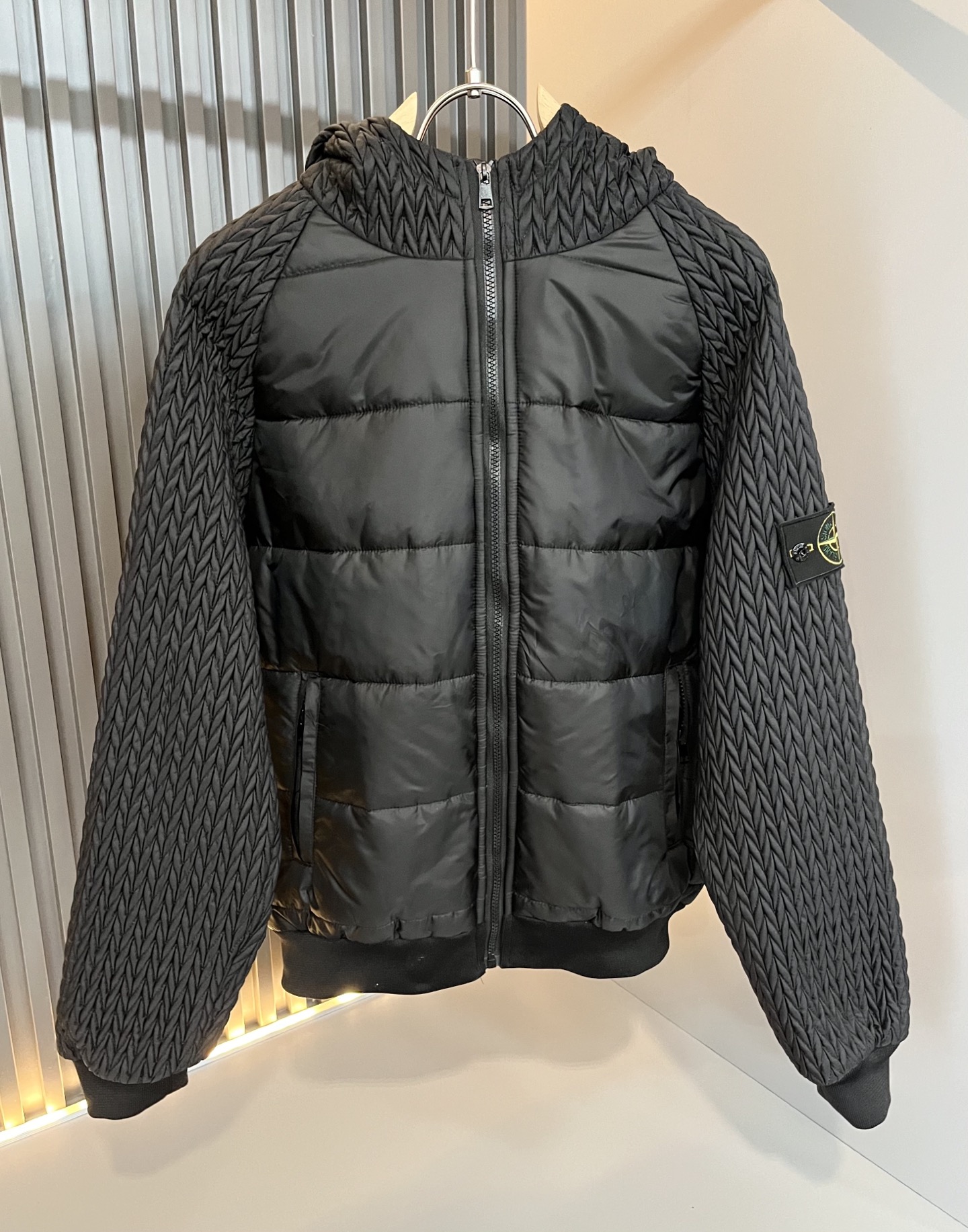 NO:623564,StoneIsland men's autumn and winter cotton jackets from StoneIsland, the latest fashionable casual jackets, rarely available through trading company channels, available simultaneously on the official website, sleeves with logo pattern design!  The high-quality products that the male god is most looking forward to are coming, allowing you to feel what true luxury has connotation! Full of brand style!  Your most enjoyable wearing experience! It perfectly enhances the overall sense of luxury and class, and you can get the high-end luxury atmosphere at a glance!  The upper body is versatile, simple and not fussy, and can easily cope with various occasions and environments. It is undoubtedly a must-have item for daily commuting! Sizes M-3XL,,jackets & coats,jackets & coats,alexander wang19860909StoneIsland 石头岛秋冬男士棉服夹克外套,最新时尚休闲夹克,贸易公司渠道稀出,同步官网发售,袖子logo图案设计！男神最为期待的精品狠货重磅来袭,让你感受到什么叫真正的高奢有内涵!满满的品牌风格！你最为享受的穿着体验! 完美提升了整体的奢华档次感,一眼就能Get到的高端奢华气息！上身百搭简约不挑人,轻松应对各种场合与环境,属于日常通勤必备的臻品无疑!尺码M-3XL,,jackets & coats,jackets & coats,alexander wang,Men's clothing