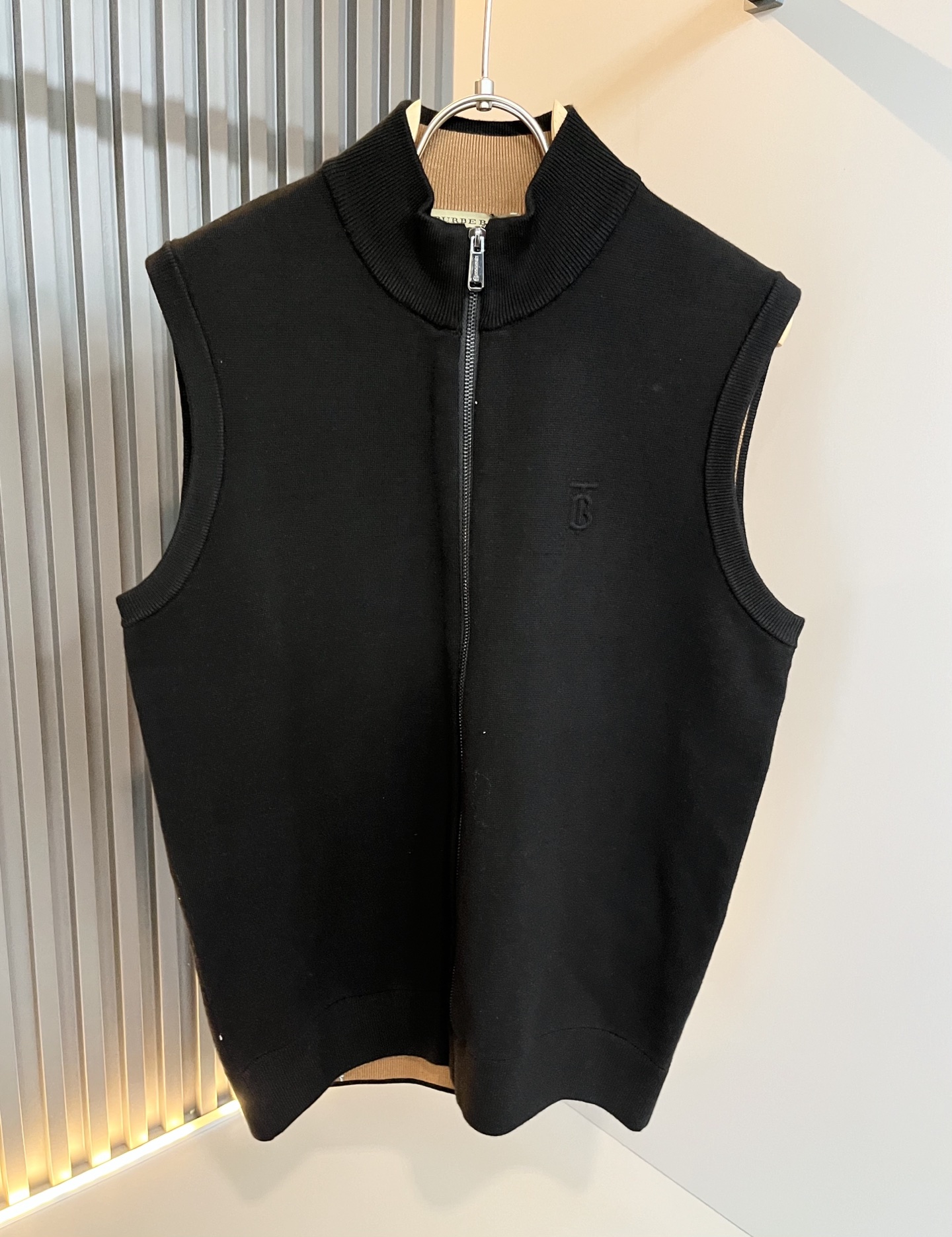 NO:623569,Bur*erry's new autumn and winter knitted vest sweater, the brand's classic design elements!  It’s neither monotonous nor complicated, just the right amount to show off your taste!  Glued logo pattern design on the chest!  Customized wool fabrics for customers!  Comfortable and breathable are not a problem at all, and the unique luxury feel of the fabric presents a simple and elegant temperament!  Every detail is in sync with high-end fashion. Sizes: M-3XL, burberry, alexander wang19860909Bur*erry 巴*莉 秋冬新款针织马甲羊毛衫,品牌经典设计元素！既不单调也不复杂,恰到好处的展现品味！胸前压胶logo图案设计！客供定制羊毛面料！舒适透气根本不在话下,面料独具的高奢感呈现简约优雅气质！每一处细节都是与高端时尚同步的体现.尺码:M-3XL,,burberry,alexander wang,Men's clothing