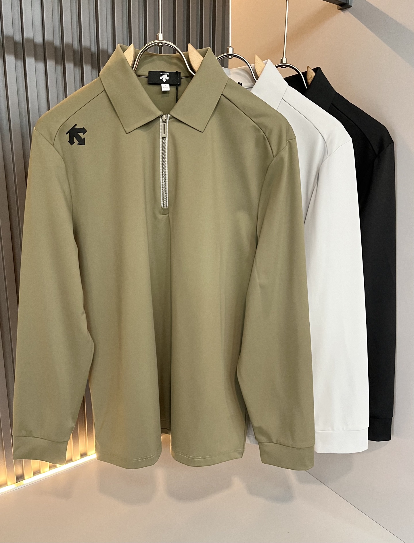 NO:623537,DESCENTE, a new base layer for autumn and winter, has been a professional sports brand since its glory in 1935. For more than 80 years, it has always adhered to the spirit of 'Design That Moves' to drive sports with design, integrating innovative technology with design aesthetics to create high-quality sports equipment in many professional fields such as skiing, golf, and triathlon!  The latest design elements of the brand!  It’s neither monotonous nor complicated, just the right amount to show off your taste!  Top-notch logo lamination design for customers!  Comfortable, sweat-absorbent and breathable are not a problem at all. The unique luxury feel of the fabric presents a simple and elegant temperament!  Full three-dimensional! Standard cutting design!  Every detail is in sync with high-end fashion. Size: M-3XL, alexander wang19860909迪桑特DESCENTE,秋冬新款打底衫,自1935年荣耀至今的专业运动品牌.80余年来,始终坚持“Design That Moves” 以设计驱动运动的精神,将创新科技与设计美学相融合,在滑雪、高尔夫、铁人三项等多个专业领域,打造高品质的运动装备！品牌最新设计元素！既不单调也不复杂,恰到好处的展现品味！客供顶级logo压胶设计！舒适吸汗透气根本不在话下,面料独具的高奢感呈现简约优雅气质！饱满立体!标准裁剪设计！每一处细节都是与高端时尚同步的体现.尺码:M-3XL,,alexander wang,Men's clothing