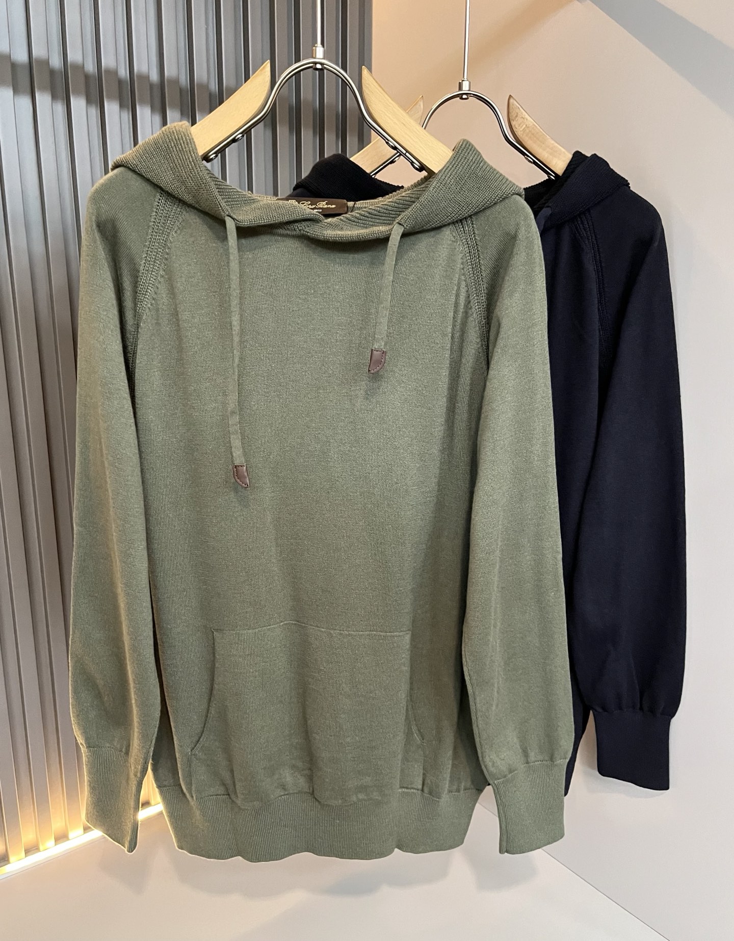 NO:623541,Loro Piana's latest trade order knitted woolen sweaters for men in fall and winter, all in good condition!  !  The upper body is comfortable and breathable, not stiff, and the overall body has a rich three-dimensional feel. Quality export order, customized exclusive knitted wool fabric tailoring, to meet the simple needs of commuters for dressing. The upper body effect is very good, slimming, and not picky about the figure. The fabric workmanship... is impeccable, only good craftsmanship and good fabrics can wear a good taste, a must-have item for everyone!  Size M-3XL,,loro piana,alexander wang19860909Loro Piana诺悠翩雅 秋冬男士最新的贸易订单针织羊毛衫,全品相！！上身舒适透气,不僵硬,整体有着丰富的立体感,品质出口订单,定制专属针织羊毛面料剪裁,满足通勤人们对于着装的简约需求,上身效果很好,显瘦,不挑剔身材.面料做工....无可挑剔,好工艺好面料才能穿出好品味一款,人手必备单品！尺码M-3XL,,loro piana,alexander wang,Men's clothing