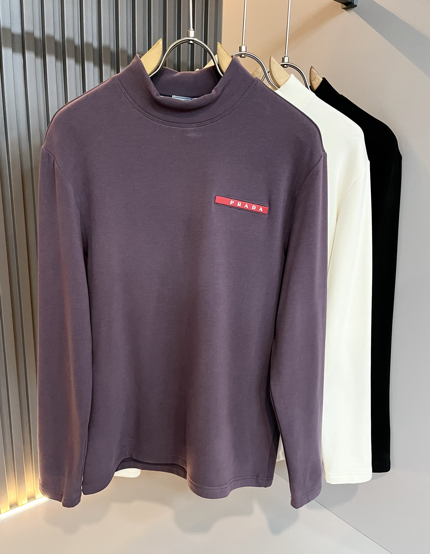 NO:623513,PRAD*A's new men's long-sleeved bottoming shirt for autumn and winter, the latest model is available exclusively on the entire network!  !  ~It is both classic and fashionable, who doesn’t love it? It shows the classic again, it is very eye-catching, and it has a low-luxury aura and recognition!  Pr*da's traditional brand concept and modern advanced technology are perfectly combined. Coupled with an extremely modern and simple design, Pr*da's exclusive logo pattern strip design!  Customized 100% imported velvet cotton fabric!  The texture of this model is quite impressive. You can tell the specifications and grades at your fingertips. The level of finesse and breathability are top-notch!  Size M-3XL,,prada,alexander wang19860909PRAD*A普*达秋冬新款男士长袖打底衫,最新款全网独家首上！！~既经典有时尚百搭,谁不爱啊,将经典再次展现,非常的耐看,自带低奢光环与辨识度！Pr*da传统的品牌理念和现代化的先进技术进行了完美结合.加上极其现代摩登风范的简约设计,p家专属logo图案胶条设计！定制百分百进口绒棉面料！此款的质感相当感人 触手便知规格档次 细腻程度与透气效果堪称顶级！尺码M-3XL,,prada,alexander wang,Men's clothing