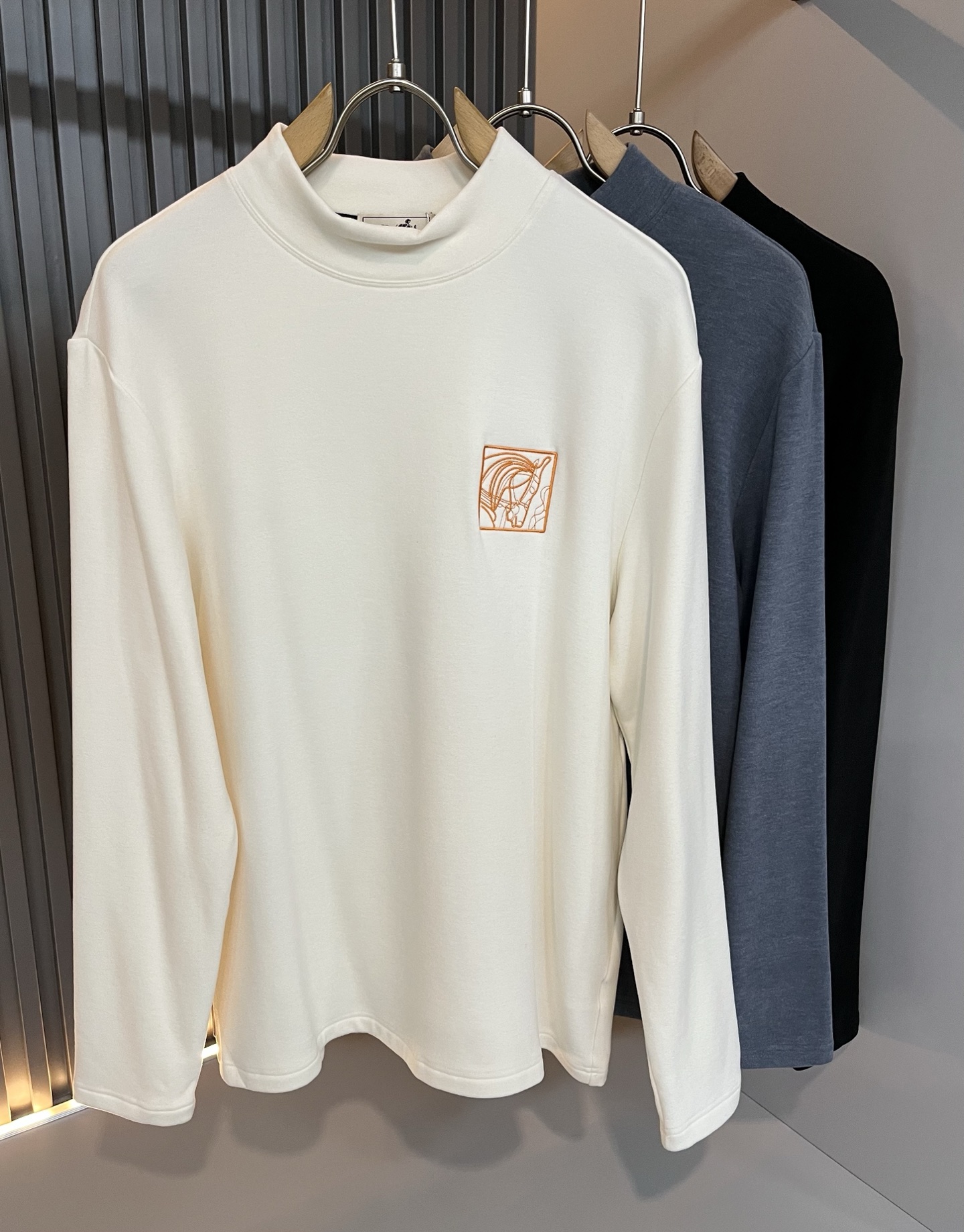 NO:623544,Her*mes' new autumn and winter men's long-sleeved base T-shirt, a newly upgraded and versatile basic style, low-key luxury, the choice of quality!  Select high-quality selected pure cotton fabrics!  Embroidered logo design on the chest!  Created to enjoy a relaxed and comfortable wearing experience, the craftsmanship is meticulous and highly recognizable, showing a new brand micro-label culture!  Classic and perfect design, precise cutting. Simple and elegant style, but also able to show fashionable charm in daily leisure life. Sizes M-3XL, tees, t-shirt, alexander wang19860909Her*mes爱*仕秋冬新款男士长袖打底T恤,全新升级百搭基础款,低调奢华,品格之选！甄选优质精选纯棉面料！胸前刺绣logo设计！打造而成,享受轻松自在的穿着体验,工艺细致,辨识度极高,展现全新品牌微标文化！经典完美版型设计,在裁剪上精准到位.简约大气风格,又能在日常休闲生活中展现时尚魅力.尺码M-3XL,,tees，t-shirt,alexander wang,Men's clothing