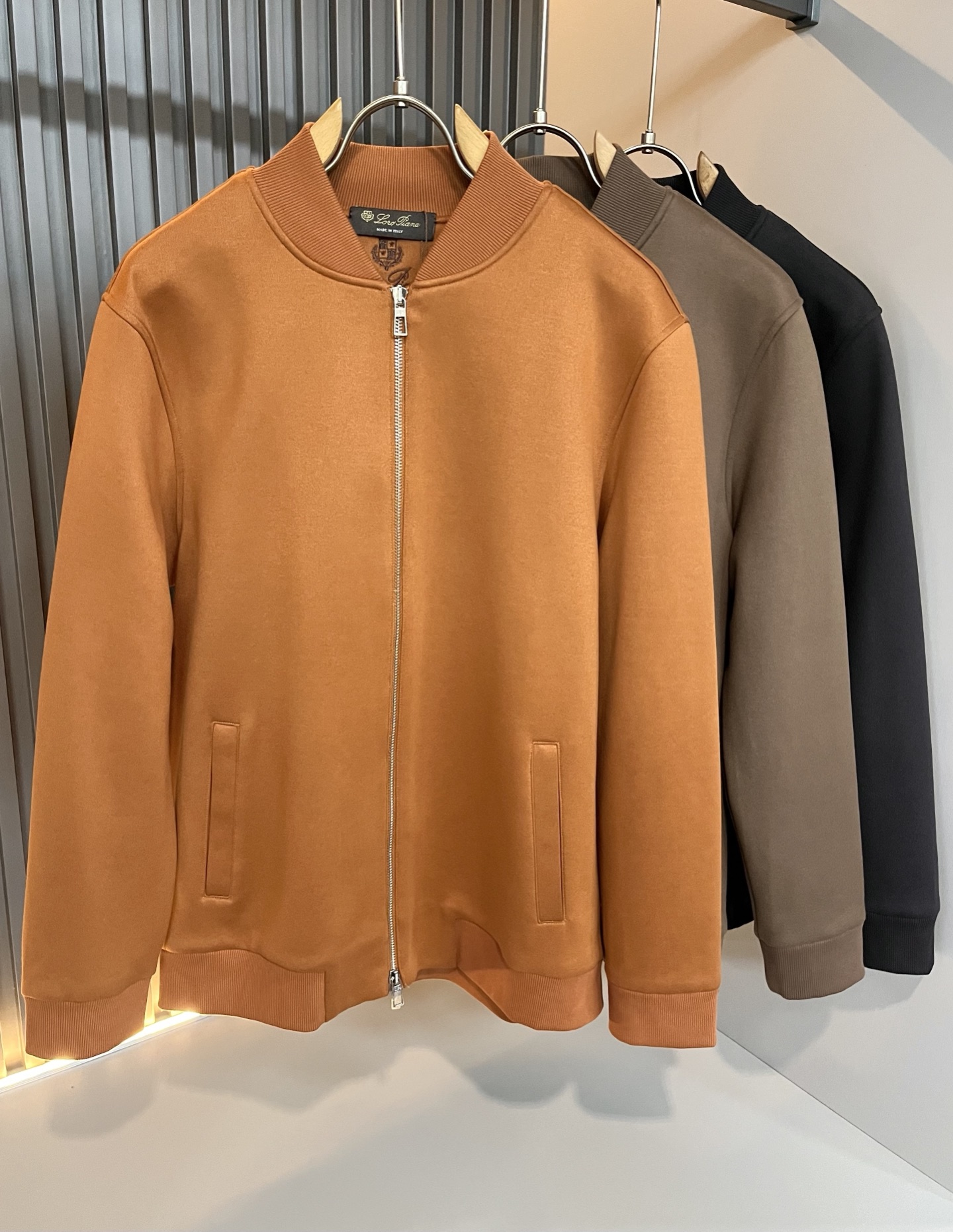 NO:623554,Loro Piana's new autumn and winter men's casual jackets, orders from foreign trade companies!  Customer-supplied imitation velvet cotton material, embroidered logo design!  One of the classic proprietary fabrics!  The texture is light, soft and delicate to the touch, but the shape is straight and stylish!  It adopts a multi-layer structure and is windproof. The pockets are decorated with details, which is the ultimate luxury... Perfect interpretation of high-quality appearance. Sizes M-4XL,,loro piana,jackets & coats,jackets & coats,alexander wang19860909Loro Piana诺悠翩雅 秋冬新品男士休闲夹克外套,外贸公司订单！客供仿绒棉材质,刺绣logo设计！经典的专有织物之一！ 质地轻盈、触感又柔软细腻、但型态又笔挺有型！ 采用多层结构、具备防风性能. 口袋饰有细节、奢华极致… 完美演绎高品质品相.尺码M-4XL,,loro piana,jackets & coats,jackets & coats,alexander wang,Men's clothing