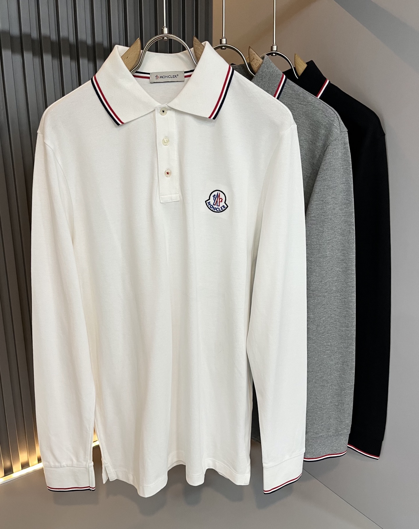 NO:623559,MON Meng**kou's new autumn and winter men's original short-sleeved POLO shirts, products from trading companies, are on sale simultaneously on the official website!  This type of basic item must appear every season. It is supplied with imported pique mesh cotton, which has both comfort and breathability. It has perfect overall visual value and is decorated with logo embroidery!  A highly wearable item!  Standard cut, comfortable stretch, unrestricted movement!  The design of the lapels not only meets the needs of simple style, but also has strong practicality and high-end atmosphere!  Universal and versatile. Sizes M-4XL, T-shirt, alexander wang19860909MON蒙**口秋冬新款男士原单男士短袖POLO衫,贸易公司货,官网同步发售！此类型的基础单品是每季必出现的,客供进口珠地网眼棉,舒适性与透气性兼备,整体视觉值满分,标志logo刺绣修饰！穿搭率极高的单品！版型剪裁标准,伸展舒适,运动无拘束！翻领的设计在满足简约的风格上的需求同时,实穿性强,高端大气上档次！ 万能百搭款.尺码M-4XL,,T-shirt,alexander wang,Men's clothing