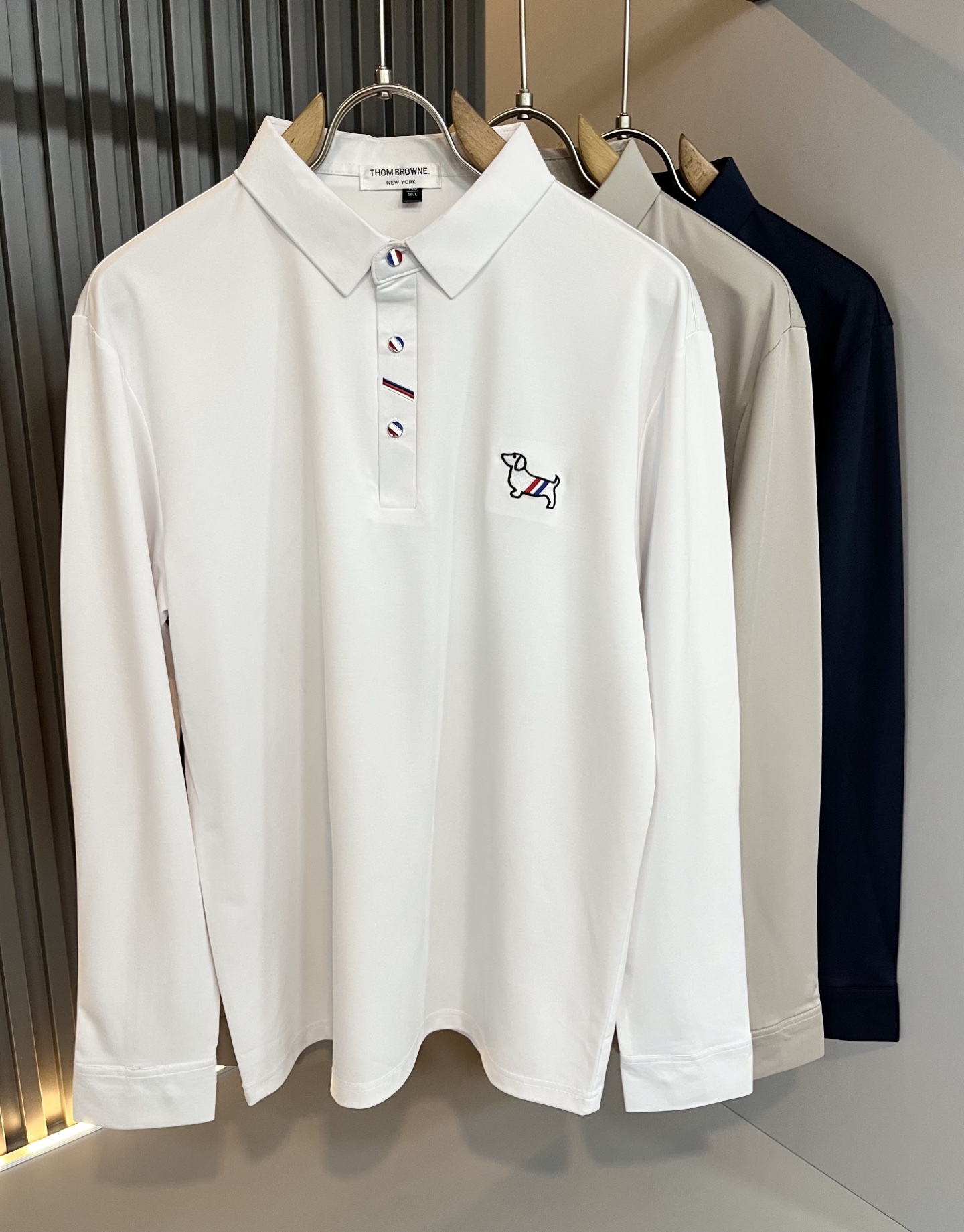 NO:623529,ThomBrow*e Tom*lang ~ New products for autumn and winter!  Available simultaneously on the official website, casual classic Polo shirts, unique design charm, very high-end, simple but not simple, a new model of ready-to-wear!  The fabric is made of unique elastic spandex fabric, which feels smooth and soft, has texture, and has a strong vertical feel. The upper body is smooth and not tight, and it will not cause a stuffy feeling caused by direct ultraviolet rays. The logo pattern is embroidered on the chest!  The style is harmonious and unified, with the ultimate level of craftsmanship. The side has a very unique tailoring design style, which is very tasteful, exquisite and delicate, easy to wear and comfortable, showing sports vitality and exquisite details. The classic and perfect version design shows fashionable vitality in daily leisure life. It enhances men's charming style and becomes a high-end model. Sizes M-4XL,, alexander wang19860909ThomBrow*e汤姆*朗 ~秋冬新品！官网同步有售,休闲经典Polo衫,独特设计魅力,非常高端,简约不简单,成衣新典范！面料精选独特弹力氨纶面料,手感光滑柔软,有质感,有很强的垂直感,上身爽滑不紧绷,紫外线直射造成的闷热感,胸前设计标识图案logo刺绣设计！风格和谐统一,极致工艺水平.侧面非常独特裁剪设计风格,非常有味道,精致细腻,好穿舒适,展现运动活力,细节考究.经典完美版型设计,日常休闲生活中展现时尚活力.提升男士魅力格调,成就高端典范.尺码M-4XL,,alexander wang,Men's clothing