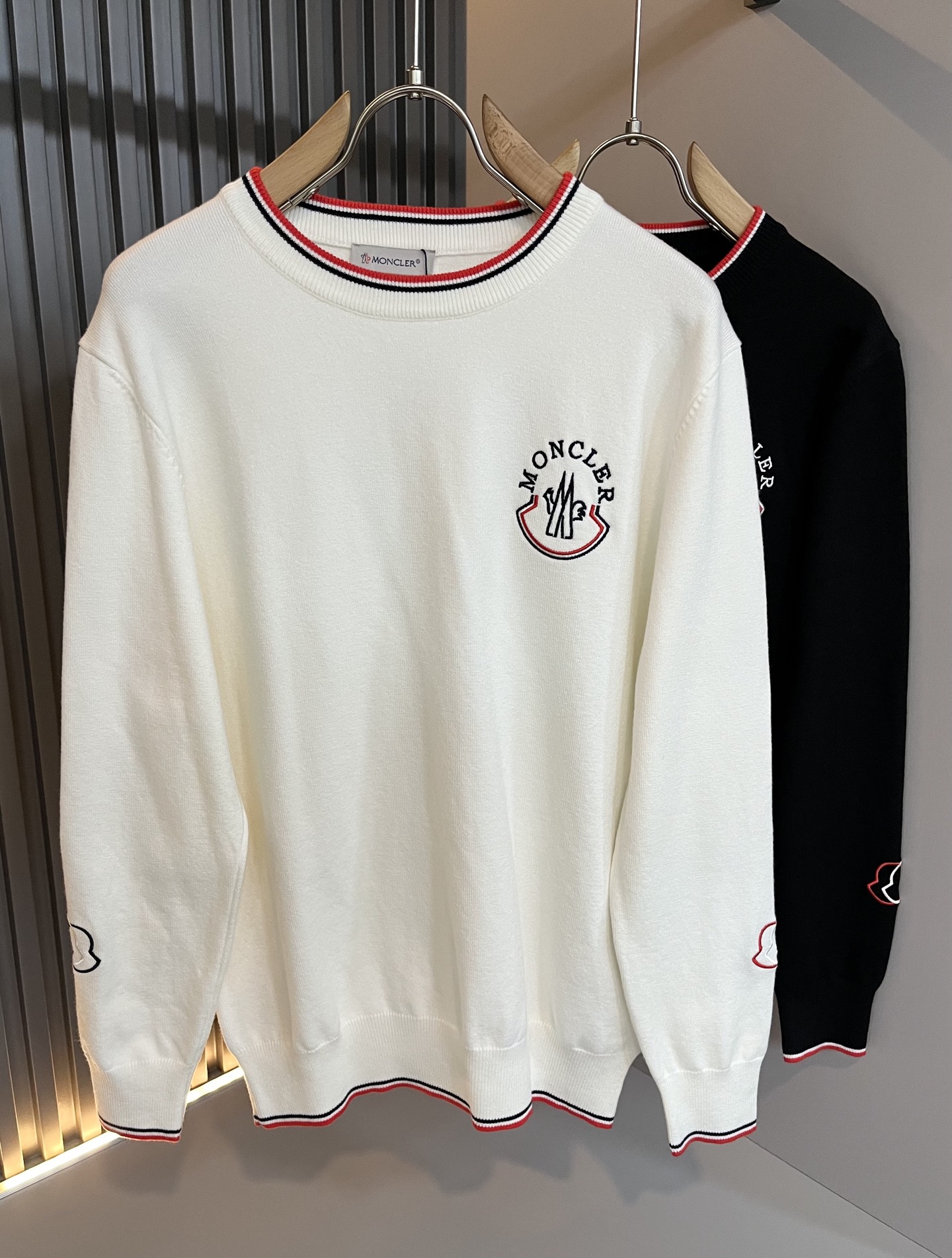 NO:623517,Moncl*r is the latest trade order knitted woolen sweater for men and women in autumn and winter, the same style for couples, in full condition!  !  Internet celebrity model!  The craftsmanship is knitted wool and crocheted, with a simple Mon logo embroidery design!  Not stiff, with a rich three-dimensional feel overall, quality export order, customized exclusive knitted wool fabric, to meet the simple needs of commuters for dressing. The upper body effect is very good, slimming, and not picky about the figure. The fabric workmanship... is impeccable, good craftsmanship and good fabrics can make you wear a good taste, a must-have item for everyone!  Size M-3XL,,alexander wang19860909Moncl*r蒙*口 秋冬男女同款情侣款最新的贸易订单针织羊毛衫,全品相！！网红款！工艺采用针织羊毛钩织,简单Mon标识logo刺绣设计！不僵硬,整体有着丰富的立体感,品质出口订单,定制专属针织羊毛面料,满足通勤人们对于着装的简约需求,上身效果很好,显瘦,不挑剔身材.面料做工....无可挑剔,好工艺好面料才能穿出好品味一款,人手必备单品！尺码M-3XL,,alexander wang,Men's clothing