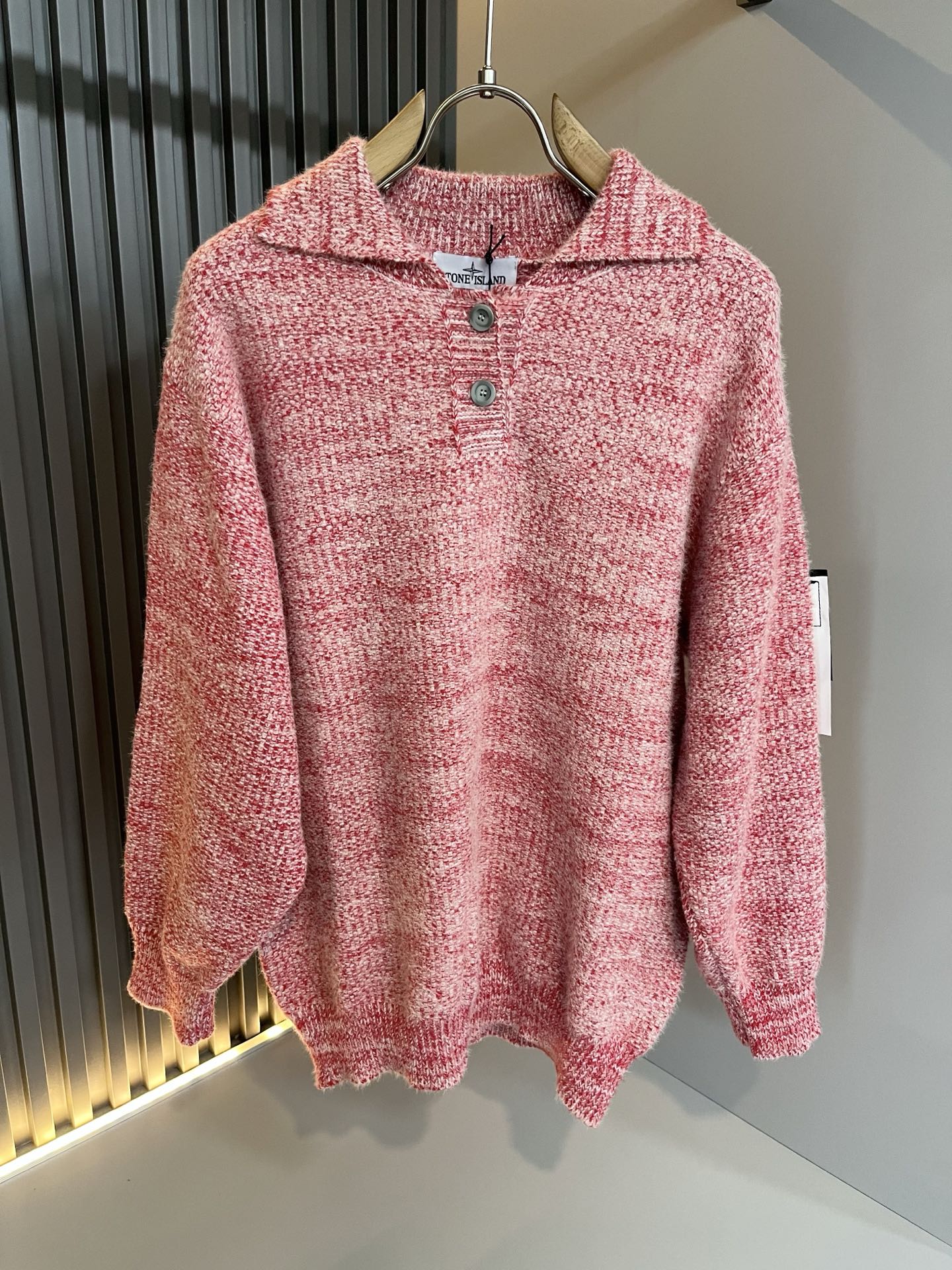 NO:623549,StoneIsland Stone Island's new fall and winter woolen sweaters for men and women, the brand's latest design elements!  It’s neither monotonous nor complicated, just the right amount to show off your taste!  Customized imported knitted wool fabrics for customers!  The unique luxurious three-dimensional feel of the fabric presents a simple and elegant temperament!  Sleeve logo badge modification!  Full of fashionable logo element designs!  Full three-dimensional! Standard cutting design!  Every detail is in sync with high-end fashion. Size: M-3XL,,alexander wang19860909StoneIsland 石头岛秋冬新款男女同款羊毛衫,品牌最新设计元素！既不单调也不复杂,恰到好处的展现品味！客供定制进口针织羊毛面料！面料独具的高奢立体感呈现简约优雅气质！袖子logo徽章修饰！满满的时尚logo元素设计！饱满立体!标准裁剪设计！每一处细节都是与高端时尚同步的体现. 尺码:M-3XL,,alexander wang,Men's clothing