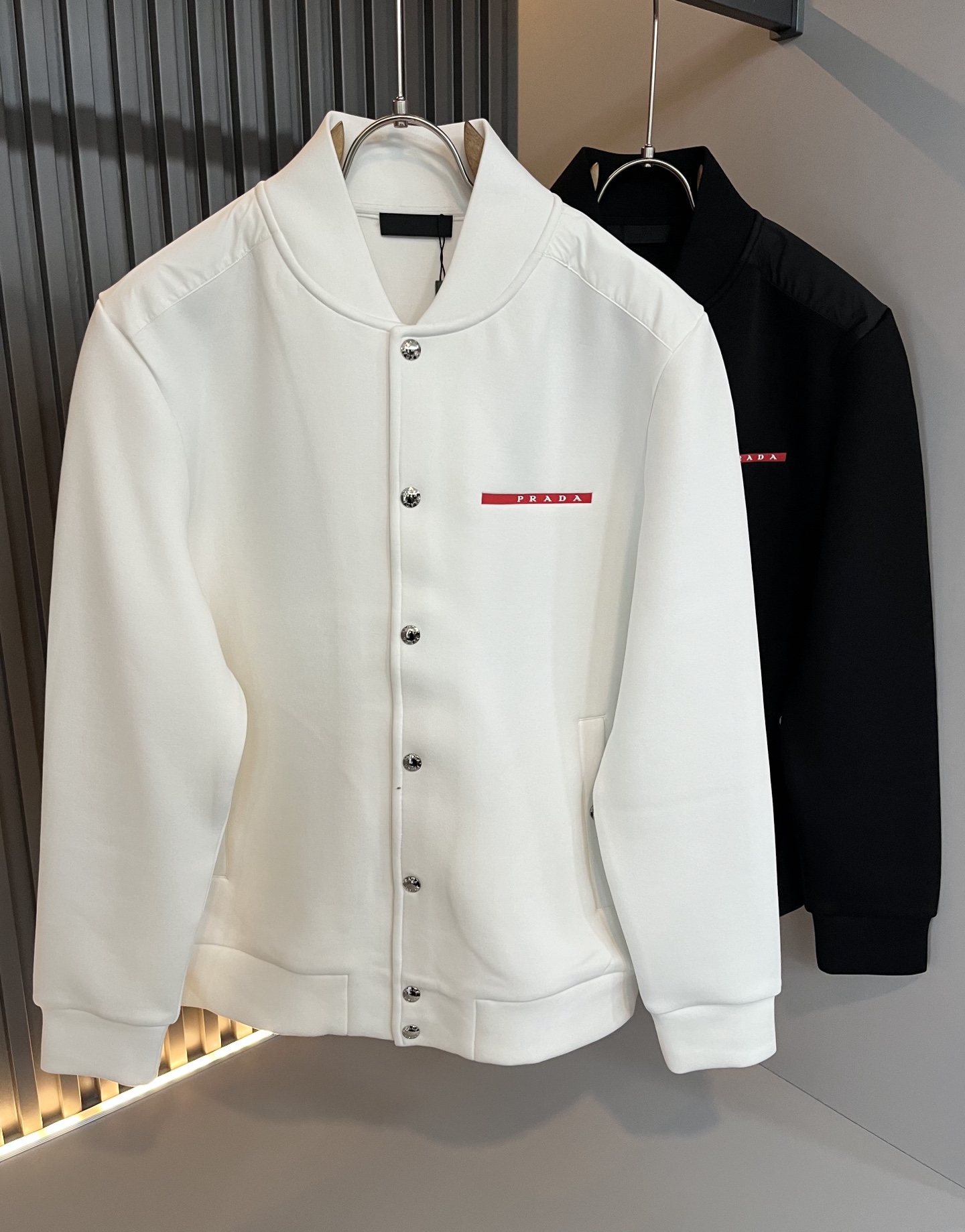 NO:623525,PRAD*A's new autumn and winter long-sleeved sweatshirts for men and women, the latest style is exclusively available online!  !  ~It is both classic and fashionable, who doesn’t love it? It shows the classic again, it is very eye-catching, and it has a low-luxury aura and recognition!  Pr*da's traditional brand concept and modern advanced technology are perfectly combined. Coupled with an extremely modern and simple design, Pr*da's exclusive three-dimensional logo pattern badge design!  Customized fabrics made of 100% imported pure cotton!  The texture of this model is quite impressive. You can tell the specifications and grades at your fingertips. The level of finesse and breathability are top-notch!  Size M-3XL,,prada,hoodie,sweatshirts,alexander wang19860909PRAD*A普*达秋冬新款男女同款长袖卫衣,最新款全网独家首上！！~既经典有时尚百搭,谁不爱啊,将经典再次展现,非常的耐看,自带低奢光环与辨识度！Pr*da传统的品牌理念和现代化的先进技术进行了完美结合.加上极其现代摩登风范的简约设计,p家专属立体logo图案徽章设计！定制百分百进口纯棉的面料！此款的质感相当感人 触手便知规格档次 细腻程度与透气效果堪称顶级！尺码M-3XL,,prada,hoodie,sweatshirts,alexander wang,Men's clothing