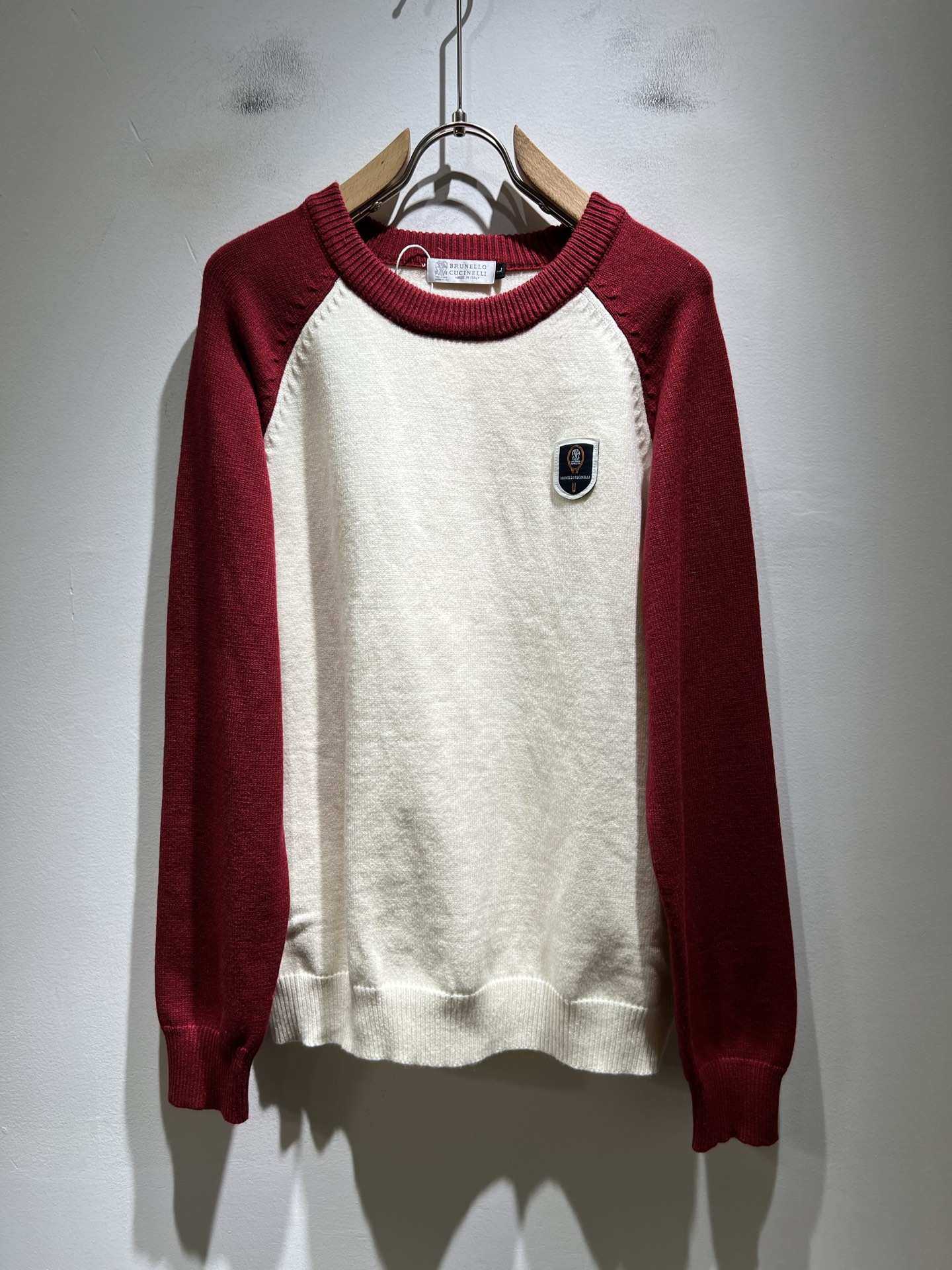 NO:629100,BC-Brunello Cucineli holiday collection!  2025 new autumn and winter knitted wool sweaters, Christmas red, this year’s new counter products, [Spring Festival, hot style!  】The latest fashion trend effect, new fashion charm, 'Tianguan's work' that combines elements and modern trendy high street style, a single product with full appearance. Knitted wool fabric is supplied to customers!  It feels smooth and delicate, and the breathability and comfort are impeccable. The simple and stylish design comes from the latest fashion techniques, including the logo pattern badge design!  Highlight the avant-garde unique personality. A must-have item for fashionistas to express the meticulous fashion atmosphere of the new season. Same style for men and women. Sizes M-4XL, brunello cucinelli, alexander wang19860909BC-Brunello Cucineli 节日款系列！2025秋冬新款针织羊毛衫, 圣诞红今年的专柜新品,【春节,爆款！】最新时尚潮流效果,时尚新韵味,元素及现代潮流的高街风格融合一起的“天官之作”,颜值十足的单品.客供针织羊毛面料！手感顺滑细腻,着身的透气舒适感无可挑剔.简约时尚的版型设计来源于潮流时尚的最新手法,标志logo图案徽章设计！彰显前卫独特个性.时尚达人的必备单品表达全新季度一丝不苟的时尚气息.男女同款.尺码M-4XL,,brunello cucinelli,alexander wang,Men's clothing