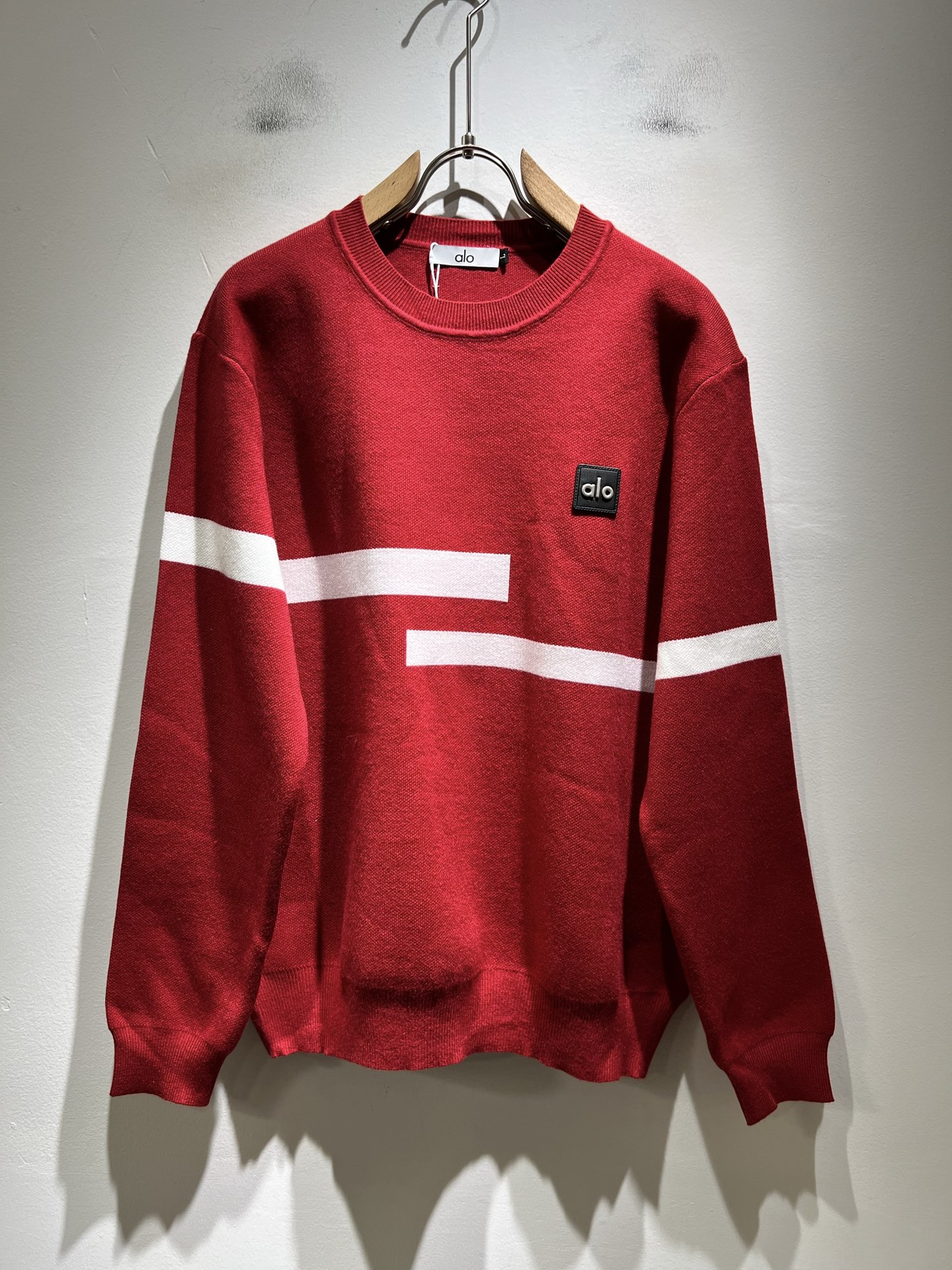 NO:629089,Alo holiday collection!  2025 new autumn and winter knitted wool sweaters, Christmas red, this year’s new counter products, [Spring Festival, hot style!  】The latest fashion trend effect, new fashion charm, 'Tianguan's work' that combines elements and modern trendy high street style, a single product with full appearance. Knitted wool fabric is supplied to customers!  It feels smooth and delicate, and the breathability and comfort are impeccable. The simple and stylish design comes from the latest fashion techniques, including the logo pattern badge design!  Highlight the avant-garde unique personality. A must-have item for fashionistas to express the meticulous fashion atmosphere of the new season. Same style for men and women. Sizes M-4XL,,alexander wang19860909Alo 节日款系列！2025秋冬新款针织羊毛衫, 圣诞红今年的专柜新品,【春节,爆款！】最新时尚潮流效果,时尚新韵味,元素及现代潮流的高街风格融合一起的“天官之作”,颜值十足的单品.客供针织羊毛面料！手感顺滑细腻,着身的透气舒适感无可挑剔.简约时尚的版型设计来源于潮流时尚的最新手法,标志logo图案徽章设计！彰显前卫独特个性.时尚达人的必备单品表达全新季度一丝不苟的时尚气息.男女同款.尺码M-4XL,,alexander wang,Men's clothing