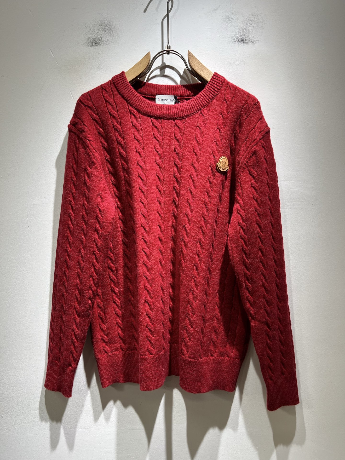 NO:623556,Moncl*r mont*mouth holiday series!  The latest trade order for autumn and winter, long-sleeved knitted woolen sweater, in full condition!  !  Internet celebrity model!  This year’s new counter product of Christmas red is [Spring Festival, a hot item!  】The craftsmanship is knitted wool crocheting, and the simple Mon logo badge design!  Not stiff, with a rich three-dimensional feel overall, quality export order, customized exclusive knitted wool fabric, to meet the simple needs of commuters for dressing. The upper body effect is very good, slimming, and not picky about the figure. The fabric workmanship... is impeccable, good craftsmanship and good fabrics can make you wear a good taste, a must-have item for everyone!  Size M-4XL,,alexander wang19860909Moncl*r蒙*口 节日款系列！秋冬最新的贸易订单长袖针织羊毛衫,全品相！！网红款！ 圣诞红今年的专柜新品,【春节,爆款！】工艺采用针织羊毛钩织,简单Mon标识logo徽章设计！不僵硬,整体有着丰富的立体感,品质出口订单,定制专属针织羊毛面料,满足通勤人们对于着装的简约需求,上身效果很好,显瘦,不挑剔身材.面料做工....无可挑剔,好工艺好面料才能穿出好品味一款,人手必备单品！尺码M-4XL,,alexander wang,Men's clothing