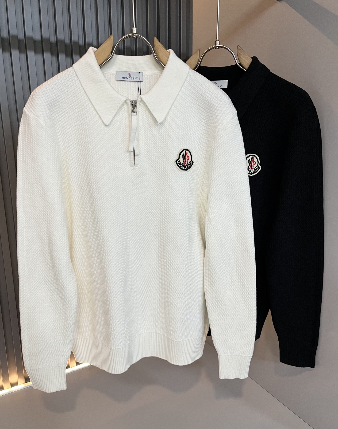 NO:623509,Moncl*r is the latest trade order knitted woolen sweater for men and women in autumn and winter, the same style for couples, in full condition!  !  Internet celebrity model!  The craftsmanship is knitted wool and crocheted, with a simple Mon logo badge design!  Not stiff, with a rich three-dimensional feel overall, quality export order, customized exclusive knitted wool fabric, to meet the simple needs of commuters for dressing. The upper body effect is very good, slimming, and not picky about the figure. The fabric workmanship... is impeccable, good craftsmanship and good fabrics can make you wear a good taste, a must-have item for everyone!  Size M-3XL,,alexander wang19860909Moncl*r蒙*口 秋冬男女同款情侣款最新的贸易订单针织羊毛衫,全品相！！网红款！工艺采用针织羊毛钩织,简单Mon标识logo徽章设计！不僵硬,整体有着丰富的立体感,品质出口订单,定制专属针织羊毛面料,满足通勤人们对于着装的简约需求,上身效果很好,显瘦,不挑剔身材.面料做工....无可挑剔,好工艺好面料才能穿出好品味一款,人手必备单品！尺码M-3XL,,alexander wang,Men's clothing