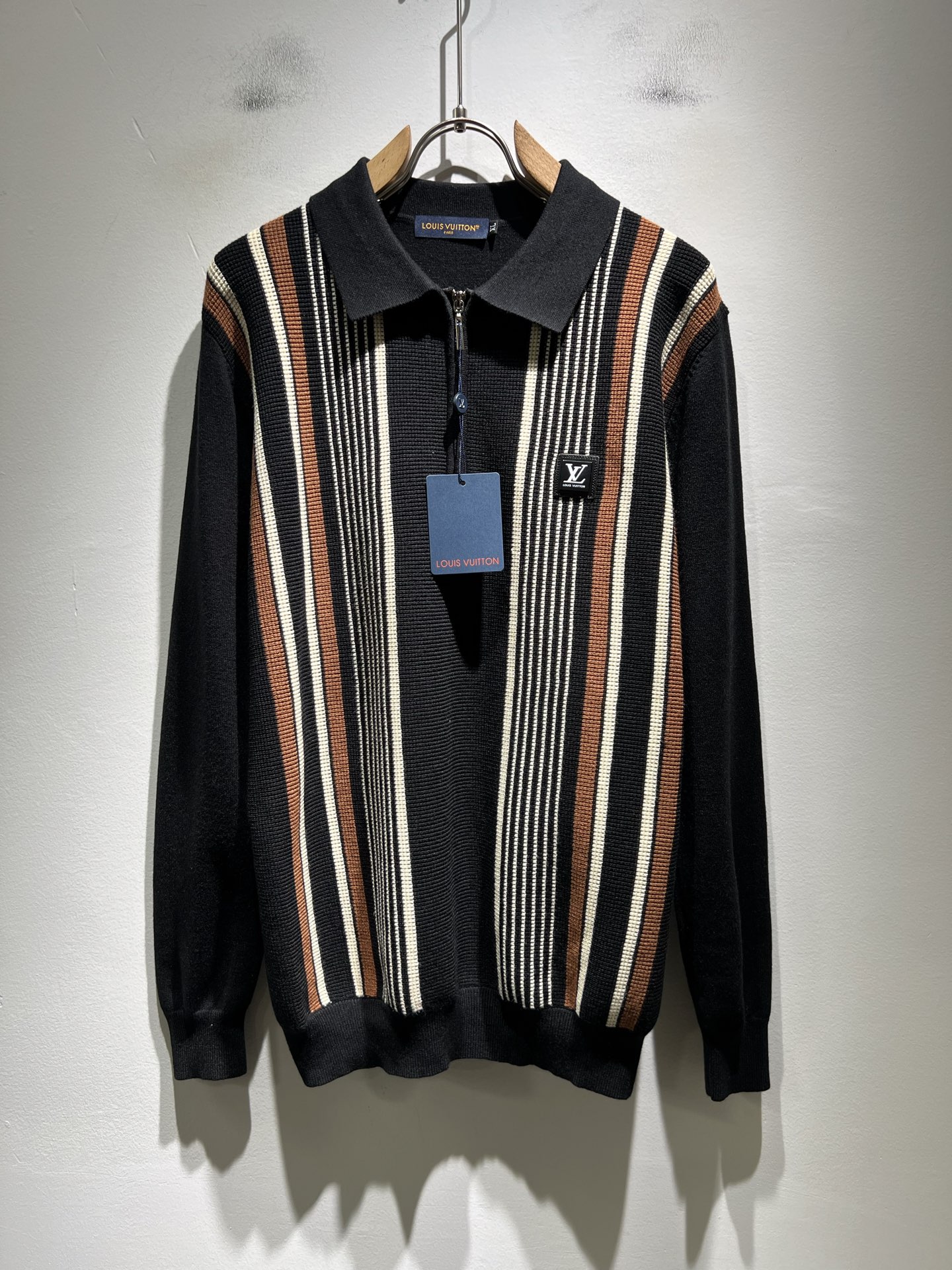 NO:623581,Louis Vuit*on autumn and winter Louis family light luxury knitted wool sweater!  The new high-end of the Louis family, the details and quality are always flawless, and the creative designs are endless. Letter logo badge pattern design!  It is something that everyone loves. Made of top-knit blend, it is super soft and tough, and has excellent breathability. It comes from world-class trade-level OEM channels, and the quantity is extremely rare and sold out. The three-dimensional logo presents an unusual texture, clean and neat. This is the Louis family's specialty and the latest technology of this season. The level of detail has reached the top, and the slim-fitting three-dimensional tailoring design is a must. It is a fusion of luxury and fashion!  Size M-4XL,,louis vuitton,louis vuitton,alexander wang19860909Louis Vuit*on 秋冬路易家族轻奢针织羊毛衫！路易家族的新高端,细节品质永远的那么完美无瑕,创意设计层出不穷.字母logo徽章图案设计！实属人见人爱的东西.顶针织混纺打造,超级柔软且具有韧性,透气感也是绝佳.来自世界级贸易级别的代工厂渠道,数量极其稀少售完无补.立体Logo呈现不一般的质感,干净俐落.这是路易家族的看家绝活也是本季度的最新工艺.细致化程度已经达到顶端了,修身立体剪裁的版型设计堪称一绝.属于奢华与时尚的融合！尺码M-4XL,,louis vuitton,louis vuitton,alexander wang,Men's clothing