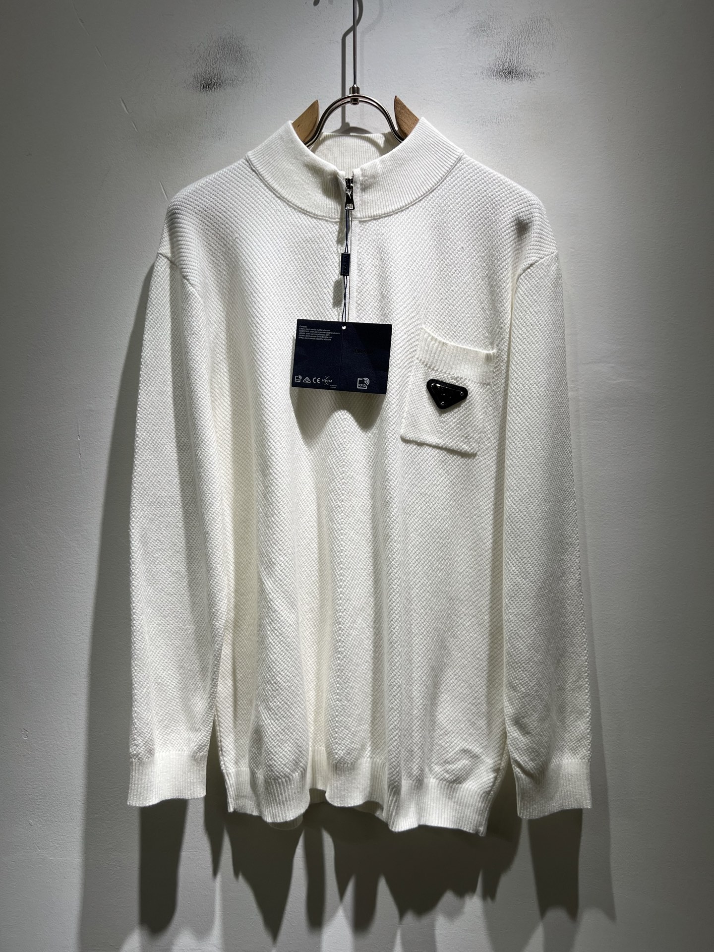 NO:623588,PRAD*A's new autumn and winter men's knitted woolen sweaters, the latest model is available exclusively on the entire network!  !  ~It is both classic and fashionable, who doesn’t love it? It shows the classic again, it is very eye-catching, and it has a low-luxury aura and recognition!  Pr*da's traditional brand concept and modern advanced technology are perfectly combined. Coupled with an extremely modern and simple design, Pr*da's exclusive three-dimensional logo pattern badge design!  Customized 100% imported wool fabric!  The texture of this model is quite impressive. You can tell the specifications and grades at your fingertips. The level of finesse and breathability are top-notch!  Size M-4XL,,prada,alexander wang19860909PRAD*A普*达秋冬新款男士针织羊毛衫,最新款全网独家首上！！~既经典有时尚百搭,谁不爱啊,将经典再次展现,非常的耐看,自带低奢光环与辨识度！Pr*da传统的品牌理念和现代化的先进技术进行了完美结合.加上极其现代摩登风范的简约设计,p家专属立体标识logo图案徽章设计！定制百分百进口羊毛面料！此款的质感相当感人 触手便知规格档次 细腻程度与透气效果堪称顶级！尺码M-4XL,,prada,alexander wang,Men's clothing