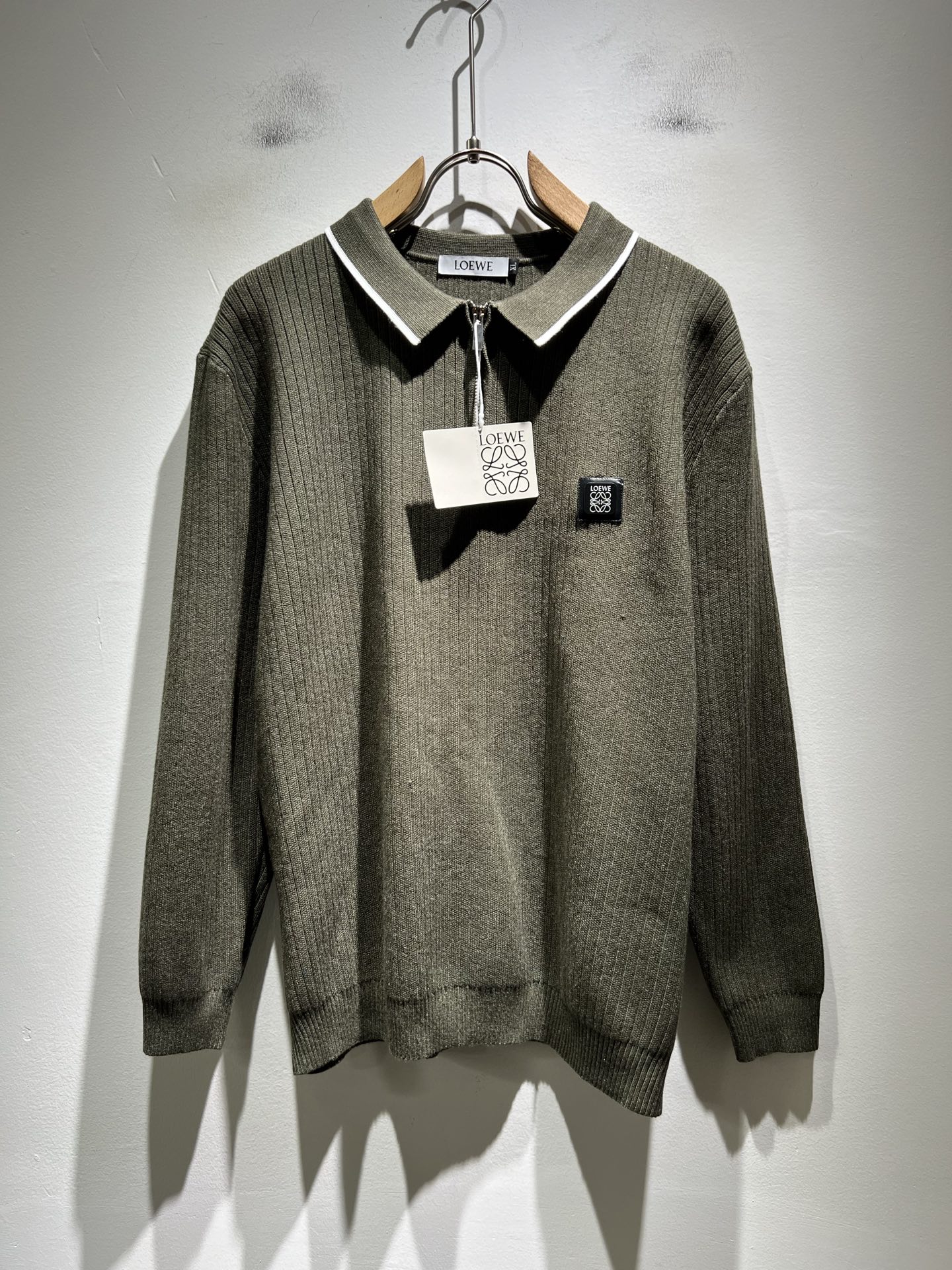 NO:623566,LO*WE/Luo Wei's new autumn and winter knitted sweaters of the same style for men and women, available from trading company channels, the latest products, sold simultaneously in official counters, classic star-level items!  LO*WE's leather goods have the highest say in the entire fashion circle. The brand value is very influential and has a century-old historical and cultural heritage. It is a brand used by the royal family and nobles. Its exquisite craftsmanship and design have subverted modern aesthetics!  The overall design is in line with the aesthetic design of the LOE family, using classic brand elements, perfectly inheriting the essence and genes of the LOE family, and designing the logo, logo, pattern, and badge design!  The vision is quite exquisite and beautiful, highlighting the brand characteristics, highly recognizable and very fashionable. The overall design interprets minimalism to the extreme, simple and elegant!  We supply high-end materials imported from Egypt and select high-end knitted wool fabrics!  Extremely luxurious and special materials, the fabric properties are all excellent, the tactile experience is self-evident, the ultimate luxury enjoyment!  The appearance is perfect, and the details are exquisite and elegant. It not only reduces age but also highlights the fashionable temperament. The upper body is full of temperament. The color matching is quite in line with the needs of matching seasons. It has a high degree of control and mix-matching. It has no age limit and has an excellent sense of style!  Size M-4XL,,loewe,alexander wang19860909LO*WE/罗*威秋冬新款男女同款针织羊毛衫,贸易公司渠道货,最新品,官柜同步售卖,经典明星级单品！LO*WE家的皮具单品在整个时装圈最有极高的的发言权,品牌价值影响力颇高,有着百年历史文化底蕴,皇室御贵族御用品牌,其精湛的手工艺及设计感颠覆了现代审美！整体的设计符合LOE家美学设计,运用了经典的品牌元素,完美沿袭了LOE家的精髓与基因,设计logo标识图案徽章设计！视觉颇为精致美观,彰显了品牌特质,辨识度极高且极具时髦感,整体的设计将极简主义阐释到极致,简约而大方！客供埃及进口高级物料,甄选高端针织羊毛面料！极为奢华特殊的材质,面料属性皆为上乘,触感体验不言而喻,奢华极致享受！品相完美如斯,细节处处精致考究,即减龄又凸显了时髦气质感,上身满满的气质感,配色相当符合搭配季节需求,驾驭度混搭性极高,无关年龄界定,造型感极佳的一款单品！尺码M-4XL,,loewe,alexander wang,Men's clothing