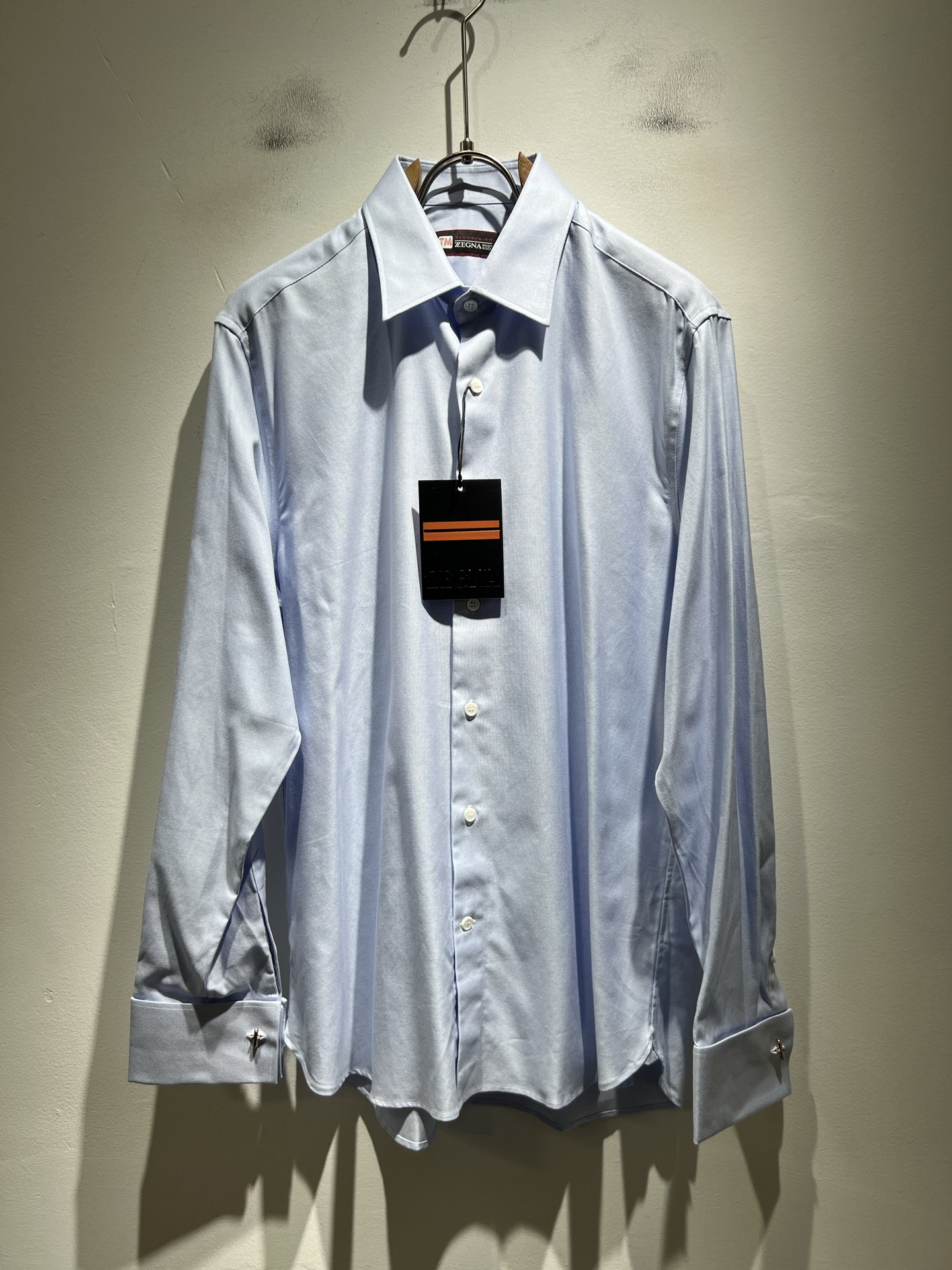 NO:629095,Ermenegildo Zeg*a 2025 autumn and winter new men's shirts, orders from foreign trade companies!  The poplin cotton material supplied by customers is one of Zegna's classic proprietary fabrics!  The texture is light, soft and delicate to the touch, but the shape is straight and stylish!  It adopts a multi-layer structure and is windproof. The pockets are decorated with details, which is the ultimate luxury... Perfect interpretation of high-quality appearance. Sizes S-2XL,,zegna,alexander wang19860909Ermenegildo Zeg*a杰*亚 2025秋冬新款男士衬衣,外贸公司订单！客供府绸棉材质,是杰尼亚经典的专有织物之一！ 质地轻盈、触感又柔软细腻、但型态又笔挺有型！ 采用多层结构、具备防风性能. 口袋饰有细节、奢华极致… 完美演绎高品质品相.尺码S-2XL,,zegna,alexander wang,Men's clothing