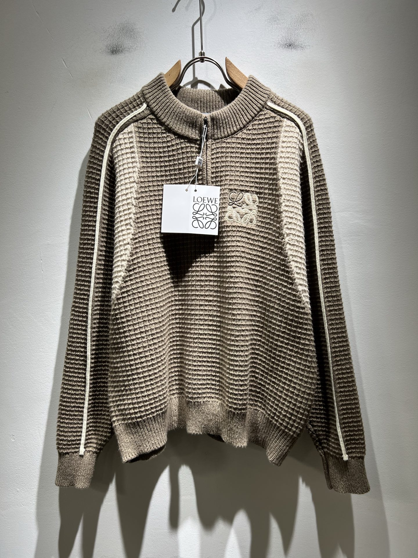 NO:623584,LO*WE/LUO*WE's new autumn and winter knitted sweaters of the same style for men and women, available from trading company channels, the latest products of the year, sold simultaneously in official counters, classic star-level items!  LO*WE's leather goods have the highest say in the entire fashion circle. The brand value is very influential and has a century-old historical and cultural heritage. It is a brand used by the royal family and nobles. Its exquisite craftsmanship and design have subverted modern aesthetics!  The overall design is in line with the aesthetic design of the LOE family, using classic brand elements, perfectly inheriting the essence and genes of the LOE family, and designing the logo and pattern embroidery design!  The vision is quite exquisite and beautiful, highlighting the brand characteristics, highly recognizable and very fashionable. The overall design interprets minimalism to the extreme, simple and elegant!  We supply high-end materials imported from Egypt and select high-end knitted wool fabrics!  Extremely luxurious and special materials, the fabric properties are all excellent, the tactile experience is self-evident, the ultimate luxury enjoyment!  The appearance is perfect, and the details are exquisite and elegant. It not only reduces age but also highlights the fashionable temperament. The upper body is full of temperament. The color matching is quite in line with the needs of matching seasons. It has a high degree of control and mix-matching. It has no age limit and has an excellent sense of style!  Size M-3XL,,loewe,alexander wang19860909LO*WE/罗*威秋冬新款男女同款针织羊毛衫,贸易公司渠道货,年最新品,官柜同步售卖,经典明星级单品！LO*WE家的皮具单品在整个时装圈最有极高的的发言权,品牌价值影响力颇高,有着百年历史文化底蕴,皇室御贵族御用品牌,其精湛的手工艺及设计感颠覆了现代审美！整体的设计符合LOE家美学设计,运用了经典的品牌元素,完美沿袭了LOE家的精髓与基因,设计logo标识图案刺绣设计！视觉颇为精致美观,彰显了品牌特质,辨识度极高且极具时髦感,整体的设计将极简主义阐释到极致,简约而大方！客供埃及进口高级物料,甄选高端针织羊毛面料！极为奢华特殊的材质,面料属性皆为上乘,触感体验不言而喻,奢华极致享受！品相完美如斯,细节处处精致考究,即减龄又凸显了时髦气质感,上身满满的气质感,配色相当符合搭配季节需求,驾驭度混搭性极高,无关年龄界定,造型感极佳的一款单品！尺码M-3XL,,loewe,alexander wang,Men's clothing