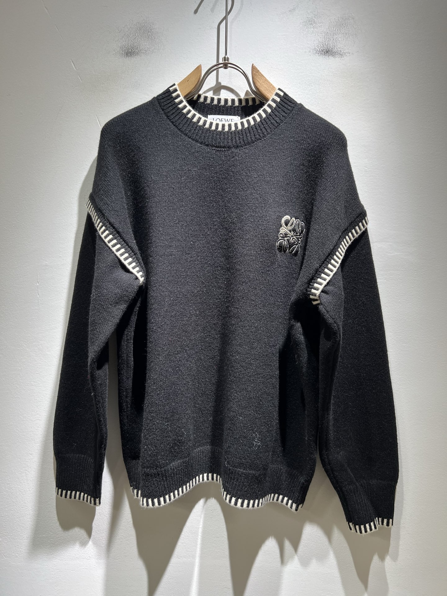 NO:623590,LO*WE/LUO*WE's new autumn and winter knitted sweaters of the same style for men and women, available from trading company channels, the latest products of the year, sold simultaneously in official counters, classic star-level items!  LO*WE's leather goods have the highest say in the entire fashion circle. The brand value is very influential and has a century-old historical and cultural heritage. It is a brand used by the royal family and nobles. Its exquisite craftsmanship and design have subverted modern aesthetics!  The overall design is in line with the aesthetic design of the LOE family, using classic brand elements, perfectly inheriting the essence and genes of the LOE family, and designing the logo and pattern embroidery design!  The vision is quite exquisite and beautiful, highlighting the brand characteristics, highly recognizable and very fashionable. The overall design interprets minimalism to the extreme, simple and elegant!  We supply high-end materials imported from Egypt and select high-end knitted wool fabrics!  Extremely luxurious and special materials, the fabric properties are all excellent, the tactile experience is self-evident, the ultimate luxury enjoyment!  The appearance is perfect, and the details are exquisite and elegant. It not only reduces age but also highlights the fashionable temperament. The upper body is full of temperament. The color matching is quite in line with the needs of matching seasons. It has a high degree of control and mix-matching. It has no age limit and has an excellent sense of style!  Size M-3XL,,loewe,alexander wang19860909LO*WE/罗*威秋冬新款男女同款针织羊毛衫,贸易公司渠道货,年最新品,官柜同步售卖,经典明星级单品！LO*WE家的皮具单品在整个时装圈最有极高的的发言权,品牌价值影响力颇高,有着百年历史文化底蕴,皇室御贵族御用品牌,其精湛的手工艺及设计感颠覆了现代审美！整体的设计符合LOE家美学设计,运用了经典的品牌元素,完美沿袭了LOE家的精髓与基因,设计logo标识图案刺绣设计！视觉颇为精致美观,彰显了品牌特质,辨识度极高且极具时髦感,整体的设计将极简主义阐释到极致,简约而大方！客供埃及进口高级物料,甄选高端针织羊毛面料！极为奢华特殊的材质,面料属性皆为上乘,触感体验不言而喻,奢华极致享受！品相完美如斯,细节处处精致考究,即减龄又凸显了时髦气质感,上身满满的气质感,配色相当符合搭配季节需求,驾驭度混搭性极高,无关年龄界定,造型感极佳的一款单品！尺码M-3XL,,loewe,alexander wang,Men's clothing