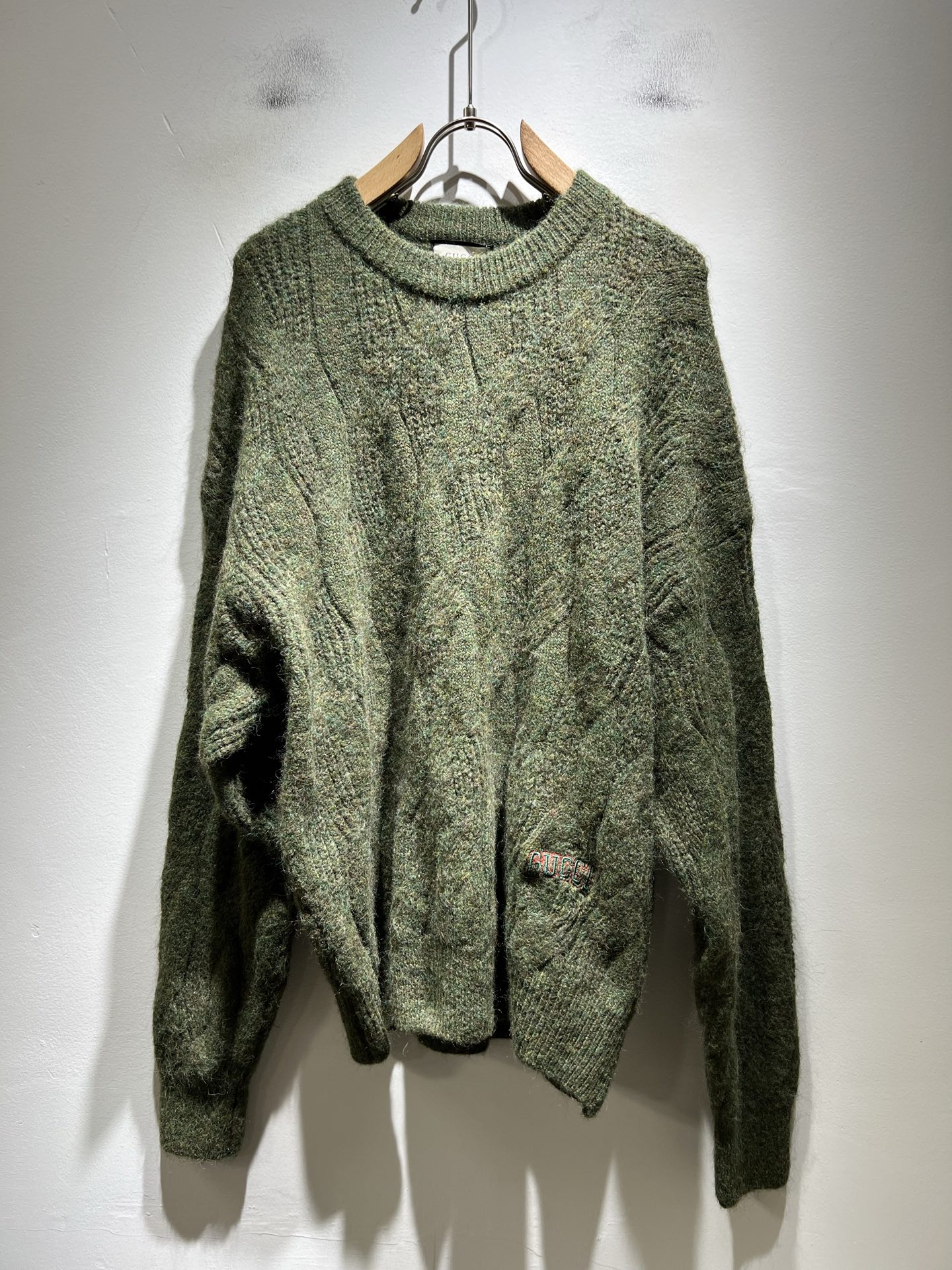 NO:623571,GUC*I Gujia's new autumn and winter new men's and women's knitted woolen sweaters, logo embroidery design on the hem!  Trading company channels are rare and available on the official website simultaneously!  G's autumn and winter series of couple sweaters are online, with classic color crochet designs!  This sweater is made of imported knitted wool!  The fabric feels thick and has a certain sense of weight. It has a soft and dense terry texture. It is breathable and skin-friendly and comfortable to wear. The color is beautiful, eye-catching and fashionable. The unique pattern will definitely make you stand out in the crowd!  Casual cut design!  The upper body effect is age-reducing and versatile, making it easy to wear in daily casual wear, and can be easily worn by both men and women!  Size M-3XL,,gucci,gucci,gucci,sweaters,alexander wang19860909GUC*I 古家 秋冬新款男女同款 针织羊毛衫,下摆标志logo刺绣设计！贸易公司渠道稀出,同步官网发售！G家秋冬系列情侣毛衣上线,设计经典配色钩织设计！此款毛衣甄选客供进口针织羊毛材质！面料手感偏厚实,有一定的自重感,柔软绵密的毛圈肌理,贴身穿着透气亲肤舒适,色彩靓丽、吸睛时髦度爆棚,与众不同的图案绝对可以让你在人群中出彩万分！休闲版型裁剪设计！上身效果减龄又百搭,轻松Get起日常休闲穿搭,男女皆可轻松驾驭！尺码M-3XL,,gucci,gucci,gucci,sweaters,alexander wang,Men's clothing