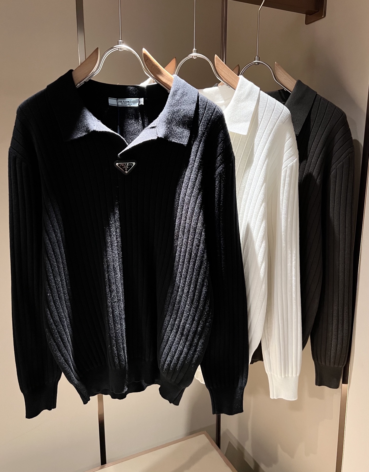 NO:623550,PRAD*A's new autumn and winter men's knitted woolen sweaters, the latest model is available exclusively on the entire network!  !  ~It is both classic and fashionable, who doesn’t love it? It shows the classic again, it is very eye-catching, and it has a low-luxury aura and recognition!  Pr*da's traditional brand concept and modern advanced technology are perfectly combined. Coupled with an extremely modern and simple design, Pr*da's exclusive three-dimensional logo pattern badge design!  Customized 100% imported wool fabric!  The texture of this model is quite impressive. You can tell the specifications and grades at your fingertips. The level of finesse and breathability are top-notch!  Size M-4XL,,prada,alexander wang19860909PRAD*A普*达秋冬新款男士针织羊毛衫,最新款全网独家首上！！~既经典有时尚百搭,谁不爱啊,将经典再次展现,非常的耐看,自带低奢光环与辨识度！Pr*da传统的品牌理念和现代化的先进技术进行了完美结合.加上极其现代摩登风范的简约设计,p家专属立体标识logo图案徽章设计！定制百分百进口羊毛面料！此款的质感相当感人 触手便知规格档次 细腻程度与透气效果堪称顶级！尺码M-4XL,,prada,alexander wang,Men's clothing