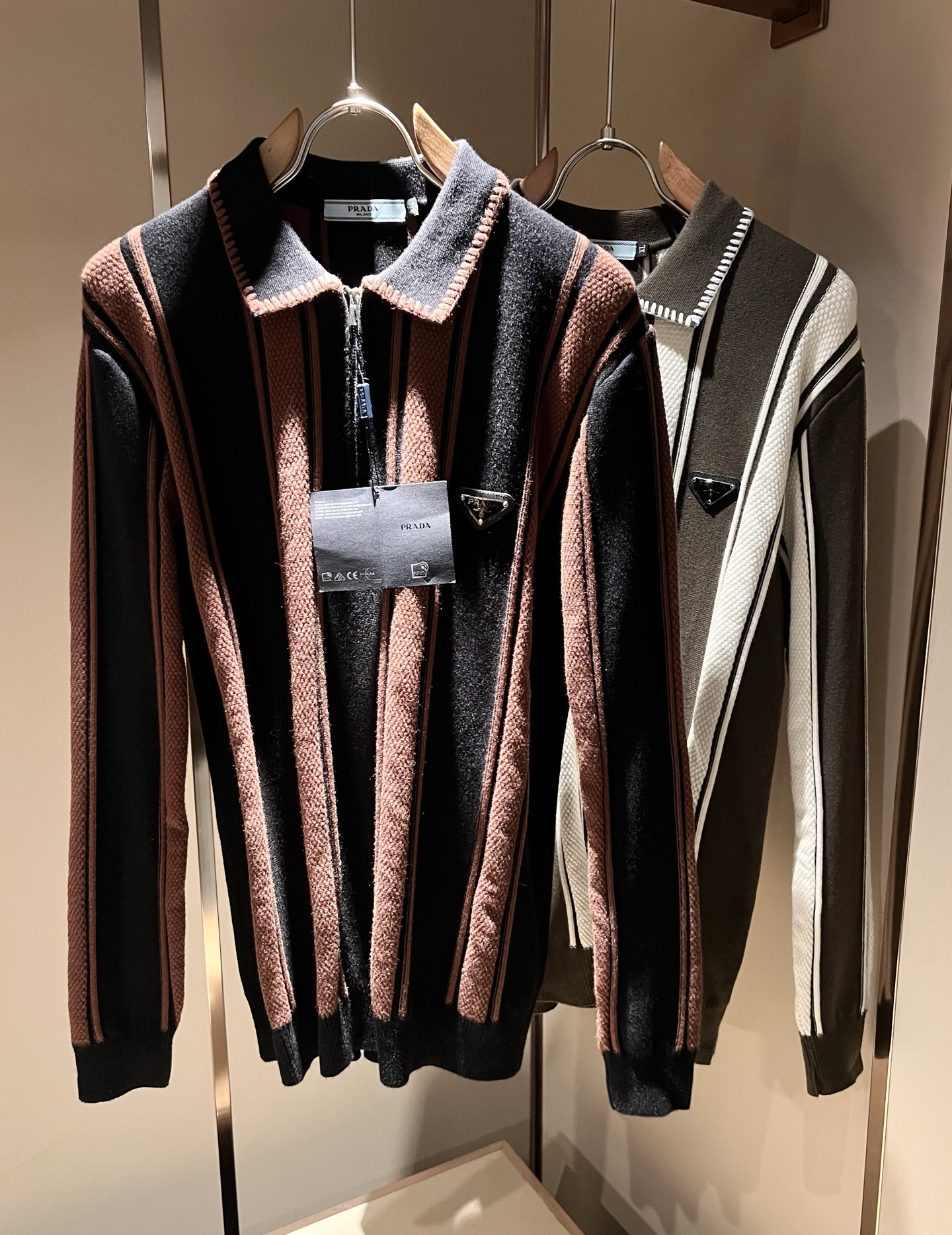 NO:623560,PRAD*A's new autumn and winter men's knitted woolen sweaters, the latest model is available exclusively on the entire network!  !  ~It is both classic and fashionable, who doesn’t love it? It shows the classic again, it is very eye-catching, and it has a low-luxury aura and recognition!  Pr*da's traditional brand concept and modern advanced technology are perfectly combined. Coupled with an extremely modern and simple design, Pr*da's exclusive three-dimensional logo pattern badge design!  Customized 100% imported wool fabric!  The texture of this model is quite impressive. You can tell the specifications and grades at your fingertips. The level of finesse and breathability are top-notch!  Size M-4XL,,prada,alexander wang19860909PRAD*A普*达秋冬新款男士针织羊毛衫,最新款全网独家首上！！~既经典有时尚百搭,谁不爱啊,将经典再次展现,非常的耐看,自带低奢光环与辨识度！Pr*da传统的品牌理念和现代化的先进技术进行了完美结合.加上极其现代摩登风范的简约设计,p家专属立体标识logo图案徽章设计！定制百分百进口羊毛面料！此款的质感相当感人 触手便知规格档次 细腻程度与透气效果堪称顶级！尺码M-4XL,,prada,alexander wang,Men's clothing