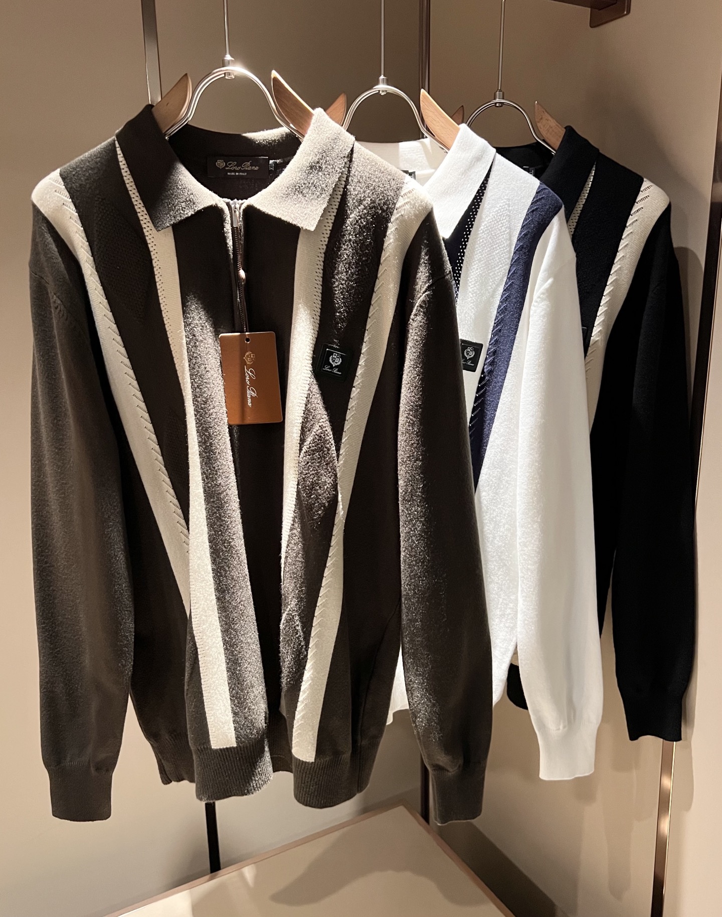 NO:623570,Loro Piana's latest trade order knitted woolen sweaters for men in fall and winter, all in good condition!  !  The upper body is comfortable and breathable, not stiff, and the overall body has a rich three-dimensional sense. Quality export order, logo pattern hardware design on the chest!  The tailoring of the exclusive knitted wool fabric meets the simple needs of commuters. The upper body effect is very good, slimming, and not picky about the figure. The workmanship of the fabric... is impeccable. Only good craftsmanship and good fabrics can make you wear a good taste. It is a must-have item for everyone!  Size M-4XL,,loro piana,alexander wang19860909Loro Piana诺悠翩雅 秋冬男士最新的贸易订单针织羊毛衫,全品相！！上身舒适透气,不僵硬,整体有着丰富的立体感,品质出口订单,胸前logo图案五金设计！定制专属针织羊毛面料剪裁,满足通勤人们对于着装的简约需求,上身效果很好,显瘦,不挑剔身材.面料做工....无可挑剔,好工艺好面料才能穿出好品味一款,人手必备单品！尺码M-4XL,,loro piana,alexander wang,Men's clothing