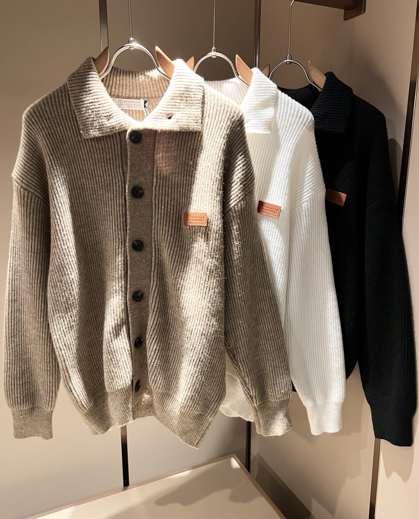 NO:623580,BC-Brunello Cucineli's new autumn and winter knitted wool cardigan, the latest fashion trend effect, fashionable new charm, elements and modern trendy high street style are integrated into the 'Tianguan work', a full-looking item. Knitted wool fabric is supplied to customers!  Logo leather pattern design on the chest!  It feels smooth and delicate, and the breathability and comfort are impeccable. The simple and stylish design comes from the latest fashion methods, highlighting the avant-garde unique personality. A must-have item for fashionistas to express the meticulous fashion atmosphere of the new season. Same style for men and women. Sizes M-4XL, brunello cucinelli, alexander wang19860909BC-Brunello Cucineli 秋冬新款针织羊毛开衫,最新时尚潮流效果,时尚新韵味,元素及现代潮流的高街风格融合一起的“天官之作”,颜值十足的单品.客供针织羊毛面料！胸前logo皮革图案设计！手感顺滑细腻,着身的透气舒适感无可挑剔.简约时尚的版型设计来源于潮流时尚的最新手法,彰显前卫独特个性.时尚达人的必备单品表达全新季度一丝不苟的时尚气息.男女同款.尺码M-4XL,,brunello cucinelli,alexander wang,Men's clothing