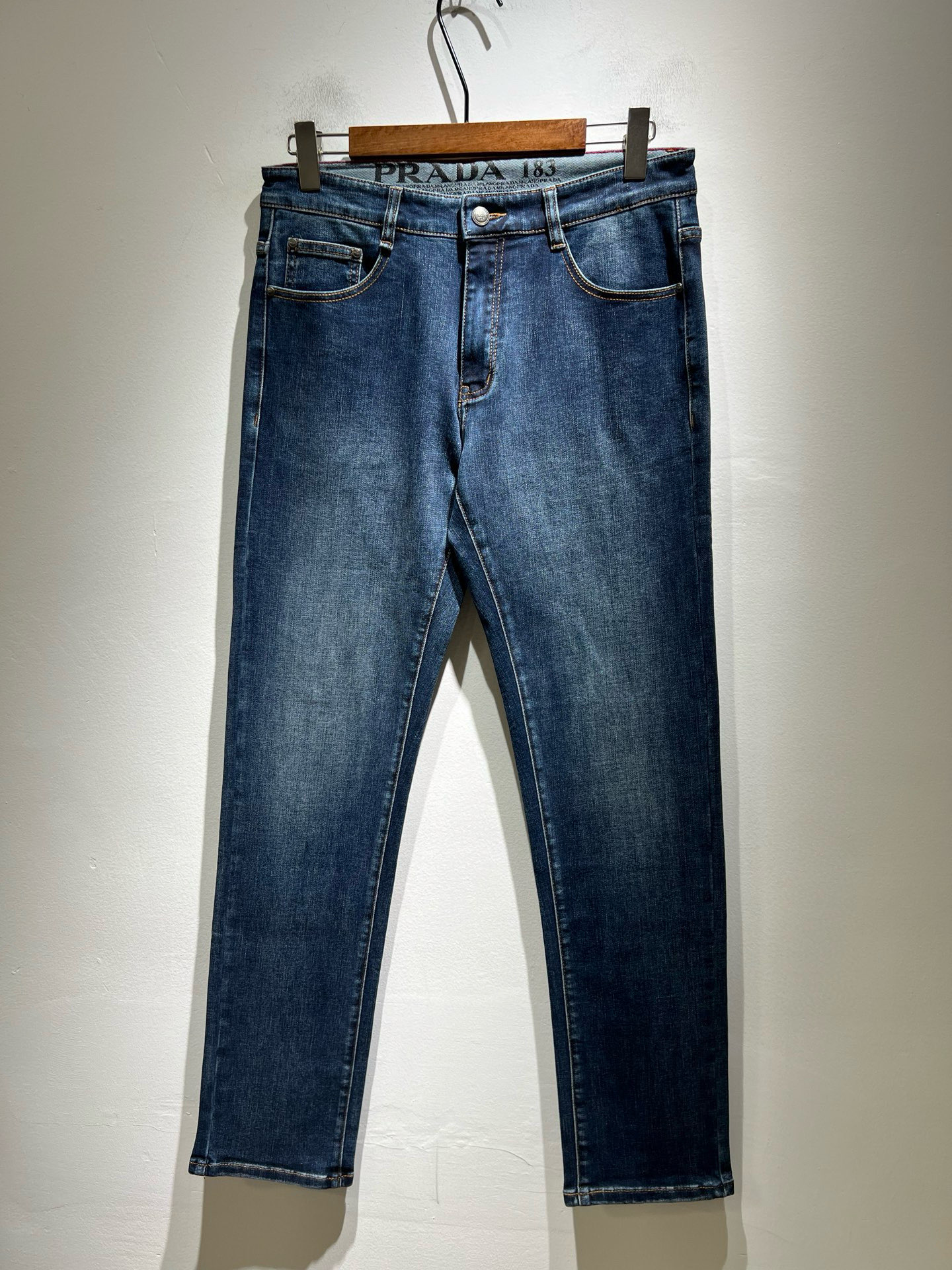 NO:623586,PRA*DA Prada new autumn and winter products are on sale!  High-end denim is versatile and pragmatic without being sensational!  Limited edition for Hong Kong, Macao and Taiwan!  !  Three-dimensional cutting pure cotton material!  Undertaken by a Taiwanese foreign trade company, the exquisite and delicate materials seem to be Prada’s patented high-quality customized original hardware logo design!  Not only the materials, colors and styles are carefully crafted, but the life philosophy behind the design coincides with the dual mentality of modern people pursuing practicality and fashionable beauty. It achieves a perfect balance between function and aesthetics. It is not only a display of fashion trends, but also the ultimate in modern aesthetics.19860909PRA*DA 普拉达 秋冬新品发售！牛仔高级百搭实用主义不哗众取宠！港澳台地区限定款！！立体裁剪纯棉材质！台湾外贸公司承接、材质精致细腻似乎是普拉达专利品质上乘 定制原版五金logo设计！不仅在材料、颜色与款式工夫,设计背后的生活哲学正巧契合现代人追求切身实用与流行美观的双重心态,在机能与美学之间取得完美平衡,不但是时尚潮流的展现,更是现代美学的极致.P的视野并没有局限时尚品牌核心价值中不可或缺的组成部分、的另一种选择替代风格成熟、尺码29-40,,prada,prada,alexander wang,Men's clothing