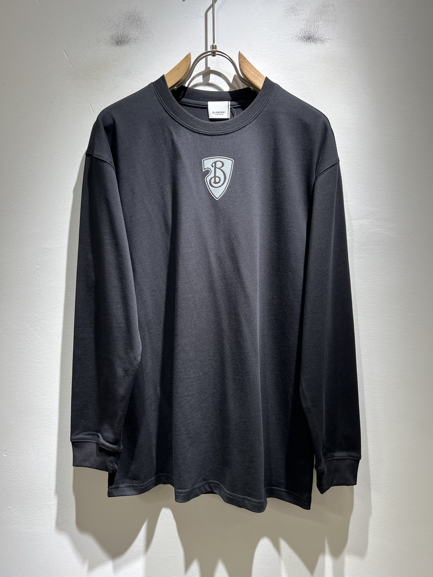 NO:623576,Bur*erry's new autumn and winter men's base layer shirt, the brand's latest design elements!  It’s neither monotonous nor complicated, just the right amount to show off your taste!  Logo print design on the body!  Comfortable, sweat-absorbent and breathable are no problem, customized original baby velvet cotton fabric!  The unique sense of luxury presents a simple and elegant temperament!  Full three-dimensional! Standard cutting design!  Every detail is in sync with high-end fashion. Sizes: S-2XL, burberry, alexander wang19860909Bur*erry 巴*莉 秋冬新款男士打底衫,品牌最新设计元素！既不单调也不复杂,恰到好处的展现品味！衣身logo图案印花设计！舒适吸汗透气根本不在话下,定制原版婴儿绒棉面料！独具的高奢感呈现简约优雅气质！饱满立体!标准裁剪设计！每一处细节都是与高端时尚同步的体现.尺码:S-2XL,,burberry,alexander wang,Men's clothing