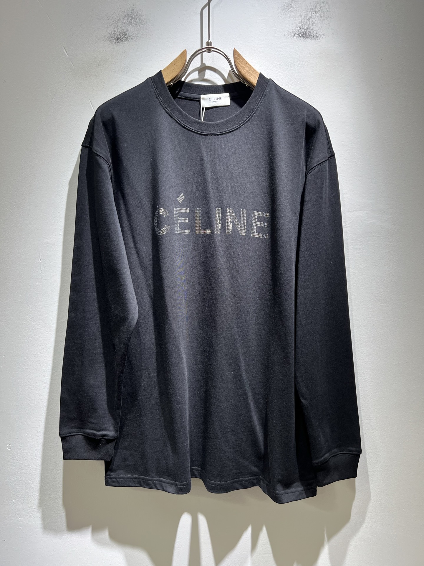 NO:623551,CELIN*Selin's new fashionable casual round-neck bottoming shirt for autumn and winter. It is rarely available through trading company channels and will be sold simultaneously on the official website!  Recommended fashion styles for the fall of 2025. CE, which is becoming more and more young and new, not only retains the classics, but also continuously incorporates youthful elements. It is really exciting!  This latest short T-shirt for early autumn is designed with timeless classic logo lamination technology on the front and back!  The contrasting neckline design, which is simple yet high-end, is enough to highlight a new theme. The style setting is both retro and fashionable, and can be worn with various temperaments!  The clear and three-dimensional details of the logo highlight the perfect appearance and texture!  Pure cotton fabrics are provided by customers, please hurry up and take them away!  Size S-2XL,,celine,alexander wang19860909CELIN*瑟琳 秋冬打底新款时尚休闲圆领打底衫,贸易公司渠道稀出,同步官网发售！25年秋季时尚新款推荐,越来越向年轻新势力迸发的CE,除了保留经典的同时,不断融入年轻化元素,确实令人期待！这款早秋最新发售的短Tee,前后永不过时的经典Logo压胶工艺设计！搭色简约而又不失高级感的撞色领口设计,足以凸显出全新的主题,复古与时髦兼顾的风格设定,可以应对各种气质范儿穿搭！logo清晰立体的细节,凸显完美的品相与质感！客供纯棉面料,各位抓紧时间带走吧！尺码S-2XL,,celine,alexander wang,Men's clothing