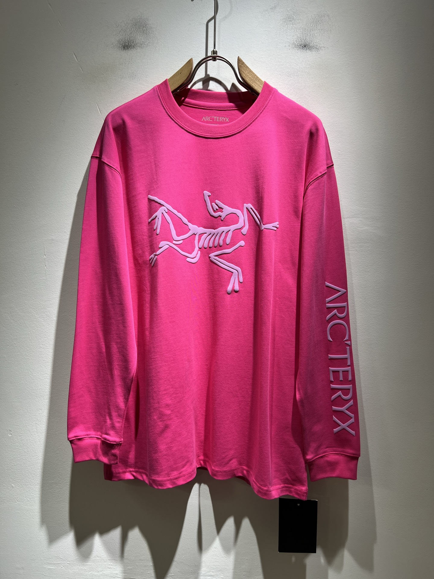 NO:623587,ARCTER *  In addition to its considerable attainments in style design, the most obvious or most proficient thing is that it has deeper and unique insights and attainments in fabrics. Through continuous structural research and problem solving, it is characterized by unique research on fabrics. These alone are enough to support it to become one of the leading new logo brand images in the clothing manufacturing industry. This model is made of pure cotton!  The fabric is carefully blended with pure cotton, and feels smooth and soft, with both natural beauty and comfort. The large-body cut is simple and clean, and the fabric shows a different hazy structural beauty. It is exclusively customized through mold opening. The fabric tests the skills of the workers and can be smooth, compliant and wrinkle-free!  Logo pattern laminated design on the chest!  It really tests the handicrafts of each master!  It makes the whole thing clean and tidy, without leaving a trace of thread. Nowadays, men who are pursuing life are also more refined in their lives!  Size S-2XL,arc'teryx,alexander wang19860909ARCTER*X始*祖鸟 秋冬新款男女同款休闲打底衫,户外品牌可能大家第一想到的就是加拿大鹅、始祖鸟.给人一种标签试的感觉！除了在款式设计上颇有造诣之外,最明显或者说最为拿手的,应该就是在面料上的拥有更深独特见解跟造诣了.通过不断地结构研究和问题处理,在以面料独特研究为特征,仅凭这些就已经足以支撑其成为服装制造行业中,首屈可数的新标志品牌形象.此款采用纯棉材质！通过精工混纺纯棉之后的面料,手感细滑柔软,同时兼具自然美感跟舒适度.大身上版型裁剪简洁干净,面料上显现出了不一样朦胧的结构性美感来.独家开模定制而成,面料及其考验工人的技术,能做到平整服帖又不起皱！胸前logo图案压胶设计！真的是很考验每位师傅的手工制作！使得整体干净利索,不留一丝线头.现在对于生活有所追求的男性也在生活中更为精致！尺码S-2XL,arc'teryx,alexander wang,Men's clothing