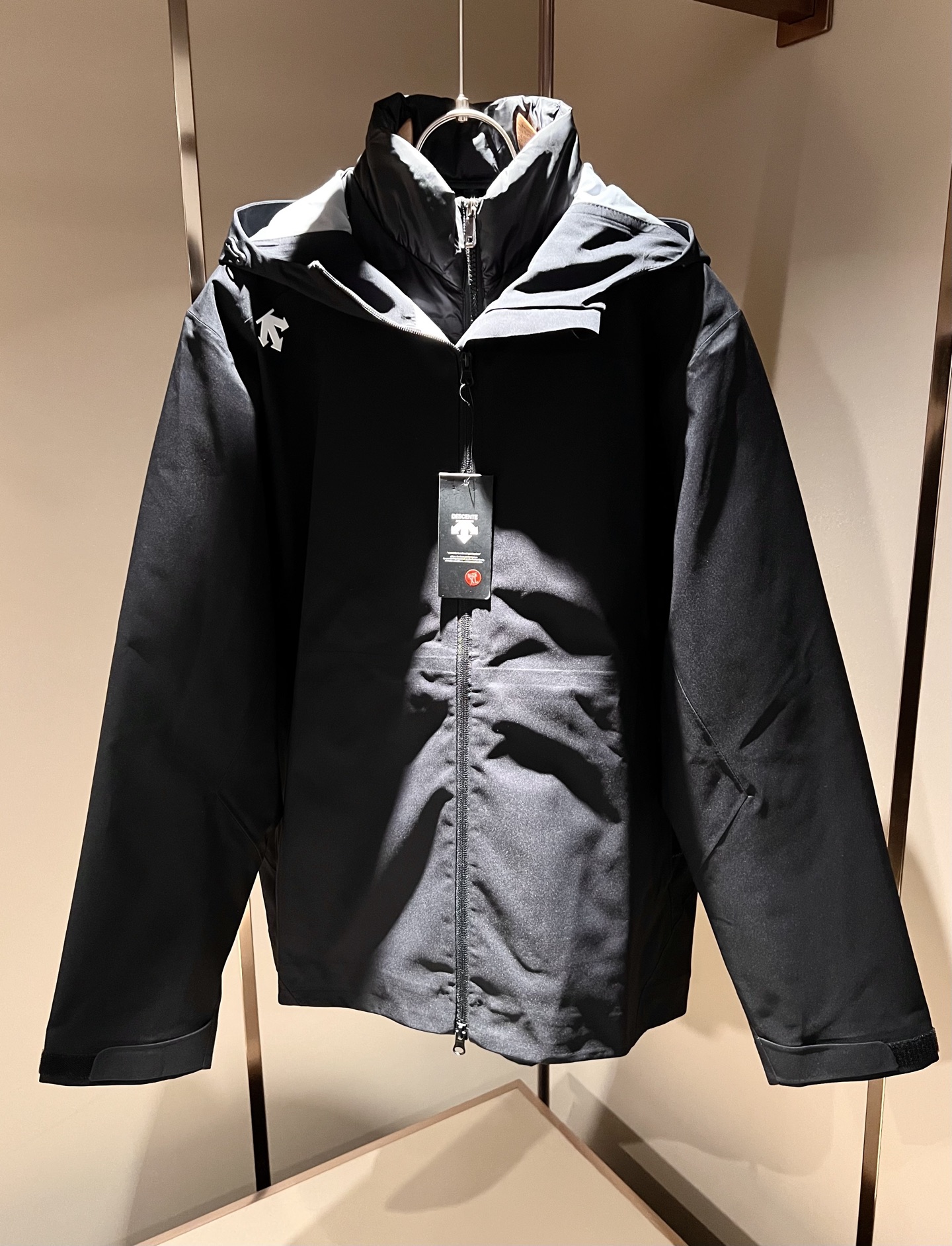 NO:623575,DESCENTE two-piece set!  New men's and women's down jackets for autumn and winter, a professional sports brand since its glory in 1935. For more than 80 years, it has always adhered to the spirit of 'Design That Moves' to drive sports with design, integrating innovative technology with design aesthetics, and creating high-quality sports equipment in many professional fields such as skiing, golf, and triathlon!  The latest design elements of the brand!  In addition to its considerable attainments in style design, the most obvious or best thing is that it has deeper unique insights and attainments in fabrics. Through continuous structural research and problem solving, it is characterized by unique research on fabrics. These alone are enough to support it to become one of the leading new logo brand images in the clothing manufacturing industry. This model is made of quick-drying fabric!  Through precision workmanship, the hand feels smooth and soft, and it has both natural beauty and comfort. The large body shape is simple and clean, and the fabric shows a different hazy structural beauty. It is exclusively customized by opening a mold. The fabric tests the skills of the workers and can be smooth and compliant without wrinkles!  Logo pattern laminated design on the body!  The inner liner is designed with 95 white pressed velvet!  It really tests the handicrafts of each master!  It makes the whole thing clean and neat, without leaving a trace of thread. Nowadays, the neutrality that is pursued in life is also more refined in life!  Size M-3XL,,jackets & coats,jackets & coats,down jacket,alexander wang19860909迪桑特DESCENTE 两件套！秋冬新款男女同款羽绒夹克外套,自1935年荣耀至今的专业运动品牌.80余年来,始终坚持“Design That Moves” 以设计驱动运动的精神,将创新科技与设计美学相融合,在滑雪、高尔夫、铁人三项等多个专业领域,打造高品质的运动装备！品牌最新设计元素！除了在款式设计上颇有造诣之外,最明显或者说最为拿手的,应该就是在面料上的拥有更深独特见解跟造诣了.通过不断地结构研究和问题处理,在以面料独特研究为特征,仅凭这些就已经足以支撑其成为服装制造行业中,首屈可数的新标志品牌形象.此款采用速干面料材质！通过精工手感细滑柔软,同时兼具自然美感跟舒适度.大身上版型裁剪简洁干净,面料上显现出了不一样朦胧的结构性美感来.独家开模定制而成,面料及其考验工人的技术,能做到平整服帖又不起皱！衣身logo图案压胶设计！内胆95白压绒设计！真的是很考验每位师傅的手工制作！使得整体干净利索,不留一丝线头.现在对于生活有所追求的中性也在生活中更为精致！尺码M-3XL,,jackets & coats,jackets & coats,down jacket,alexander wang,Men's clothing