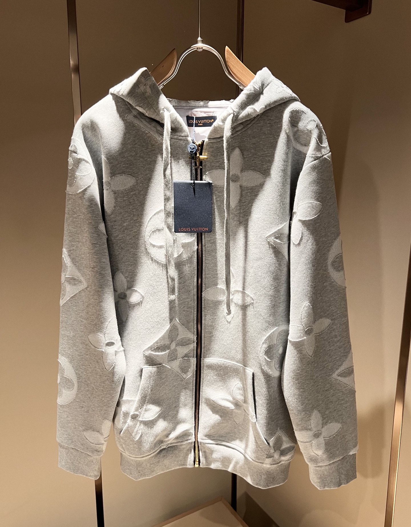 NO:623583,Louis Vuit*on Louis family's new autumn and winter Monogram series!  Unisex sweatshirts for men and women!  The new high-end brand of the Louis family, the details and quality are always flawless, and the creative designs are endless. If you don’t buy a few pieces of Louis this autumn and winter, you can’t be considered a fashionista. The Monogram logo pattern on the body is designed with burnt flowers!  Interpreting the iconic elements of Louis, it is something that everyone loves. It is super soft and tough, and comes from world-class trade-level OEM channels. The quantity is extremely rare and sold out. The Monogram three-dimensional Logo presents an unusual texture, clean and neat. This is the Louis family's specialty and the latest craftsmanship of this season. The level of detail has reached the top, and the loose-cut design is a masterpiece. It is a fusion of luxury and fashion!  Size S-XL,,louis vuitton,louis vuitton,hoodie,sweatshirts,alexander wang19860909Louis Vuit*on 路易家族 秋冬新款Monogram系列！男女同款卫衣！路易家族的新高端,细节品质永远的那么完美无瑕,创意设计层出不穷.今年秋冬季节没有入手几件路易你算不上时尚达人.衣身Monogram 标识logo图案烧花设计！诠释路易的标志性元素,实属人见人爱的东西.超级柔软且具有韧性,来自世界级贸易级别的代工厂渠道,数量极其稀少售完无补.Monogram立体Logo呈现不一般的质感,干净俐落.这是路易家族的看家绝活也是本季度的最新工艺.细致化程度已经达到顶端了,宽松剪裁的版型设计堪称一绝.属于奢华与时尚的融合！尺码S-XL,,louis vuitton,louis vuitton,hoodie,sweatshirts,alexander wang,Men's clothing