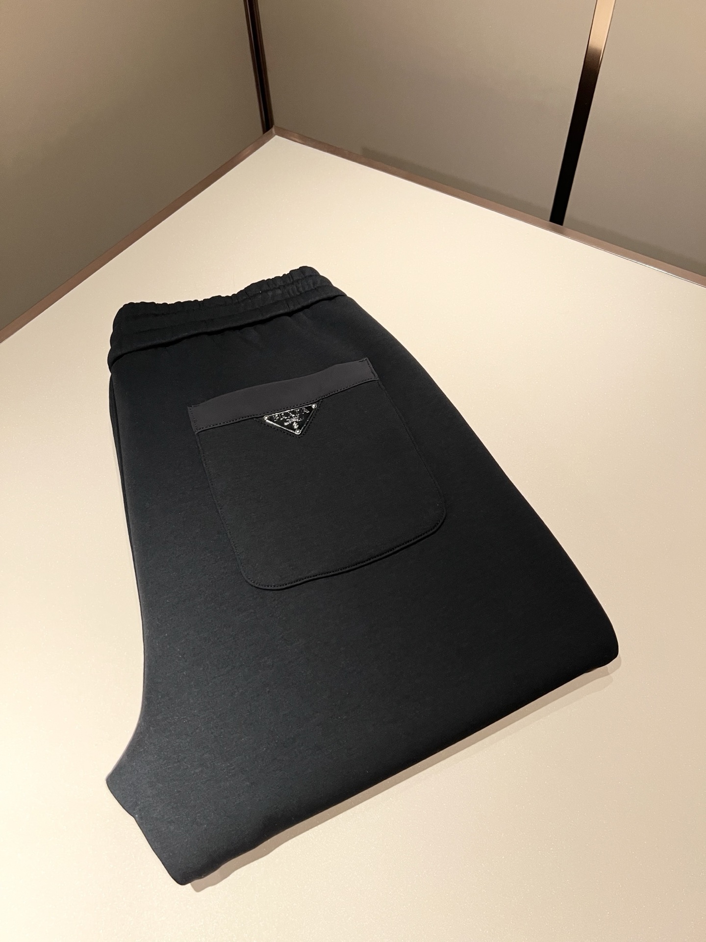 NO:629049,PRA*DA 2025 autumn and winter new men's casual pants, a high-end quality choice... A versatile trousers that has both casual pants and casual pants. It is also an indispensable matching artifact in men's wardrobe. It is a classic style that is practical to wear!  The design style of the entire pair of casual pants is simple and fashionable, which is very consistent with the low-luxury style setting. It has excellent skin-friendly value, is easy to wear, and has a full sense of details!  Customized logo pattern badge design!  The fabric is comfortable, feels soft and delicate, has a good vertical feel, looks very textured, and is full of fine and high-end charm. It has first-class and exquisite tailoring, and the wiring is meticulous, smooth and neat. It is a trousers that looks good with any casual style. If you like it, hurry up and get it, good products don’t wait for anyone!  Size M-4XL,,prada,alexander wang19860909PRA*DA普*达 2025秋冬新款男士休闲裤,高端品质之选……一款休闲裤兼备的百搭裤装,也是男士衣橱里不可缺少的搭配神器,属于实穿型的经典款式！整条休闲裤的设计风格简洁时尚,非常符合低奢的风格设定,亲肤值优越,穿着方便,细节感十足！定制logo图案徽章设计！面料舒服,手感柔软细腻,有着很好的垂直感,看上去非常有质感,细品高级韵味十足.一流精湛的版型裁剪,走线细致平顺工整,休闲随意怎么搭配都好看的裤装,喜欢的赶紧入手吧,好货可不等人！尺码M-4XL,,prada,alexander wang,Men's clothing