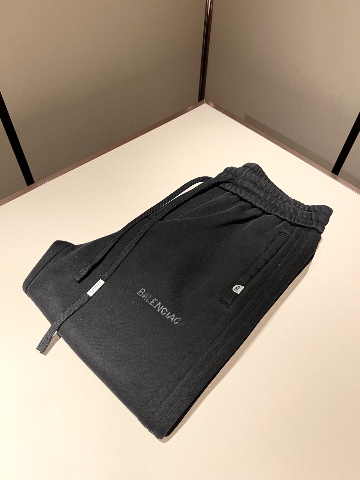 NO:629066,BALENCIA*Paris*home 2025 new autumn and winter casual pants, Balenciaga letter logo pattern printing design!  The new YB1w+ is in stock and can be purchased in the same style for both men and women. The texture and details are in place, practical for daily casual wear. It is fashionable and unrestrained, has a high-end and tasteful tone, and is very suitable for both men and women. It is a must-have for everyone. Size: M-4XL,, balenciaga, balenciaga, alexander wang19860909BALENCIA*巴黎*家 2025秋冬新款休闲裤,巴黎世家 字母logo图案印花设计！新款现货 YB1w+购入 可男女同款 质感细节均到位,日常休闲 实穿 时髦潇洒的好高级有品 的调调 ,男女都非常合适 人手必备款 . 码数:M-4XL,,balenciaga,balenciaga,alexander wang,Men's clothing