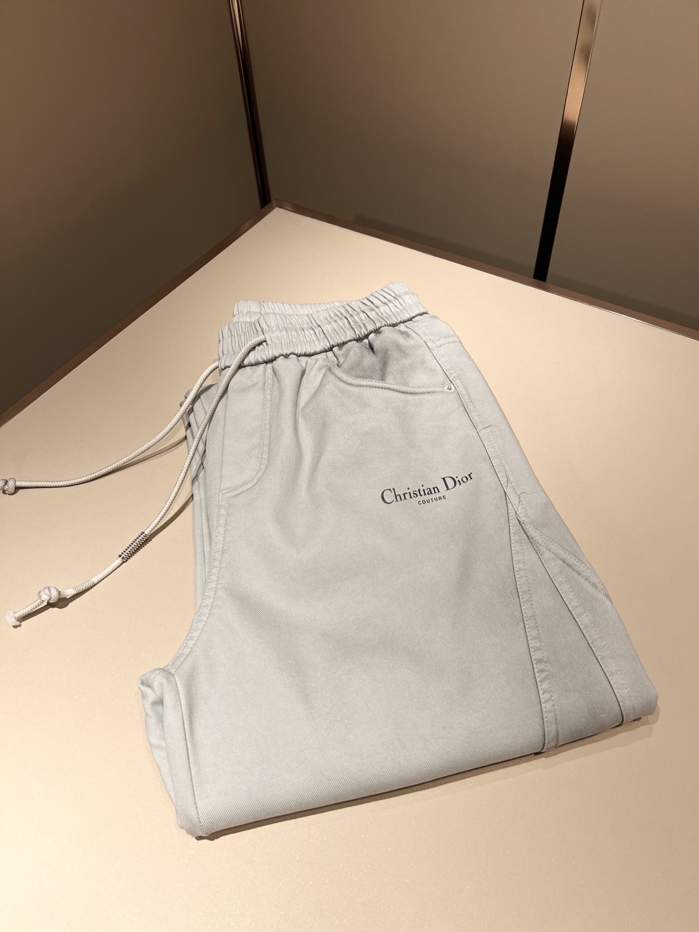 NO:623545,Dior Dior's new autumn and winter men's casual jeans, a high-end quality choice... A versatile trousers with elastic waist and drawstring casual pants, it is also an indispensable matching artifact in men's wardrobe, and it is a practical classic style!  The design style of the entire pair of casual pants is simple and fashionable, which is very consistent with the low-luxury style setting. It has excellent skin-friendly value, is easy to wear, and has a full-featured logo design on the back!  This trousers is made of high-quality pure cotton fabric. The fabric is comfortable, soft and delicate to the touch, has a good vertical feel, and has a bright and clear texture on the surface. It looks very textured and full of fine and high-end charm. It has first-class and exquisite straight-leg tailoring, with meticulous and smooth routing. It is a trousers that looks good in any casual style. If you like it, hurry up and get it, good products don’t wait for others!  Size M-3XL,,dior,dior,jeans,alexander wang19860909Dior 迪奥 秋冬新款男士休闲牛仔裤,高端品质之选……一款松紧腰抽绳休闲卫裤兼备的百搭裤装,也是男士衣橱里不可缺少的搭配神器,属于实穿型的经典款式！整条休闲裤的设计风格简洁时尚,非常符合低奢的风格设定,亲肤值优越,穿着方便,细节感十足后幅logo设计！此款裤装采用优质纯棉面料打造而成,面料舒服,手感柔软细腻,有着很好的垂直感,表面亮泽清晰的纹理,看上去非常有质感,细品高级韵味十足.一流精湛的直筒版型裁剪,走线细致平顺工整,休闲随意怎么搭配都好看的裤装,喜欢的赶紧入手吧,好货可不等人！尺码M-3XL,,dior,dior,jeans,alexander wang,Men's clothing