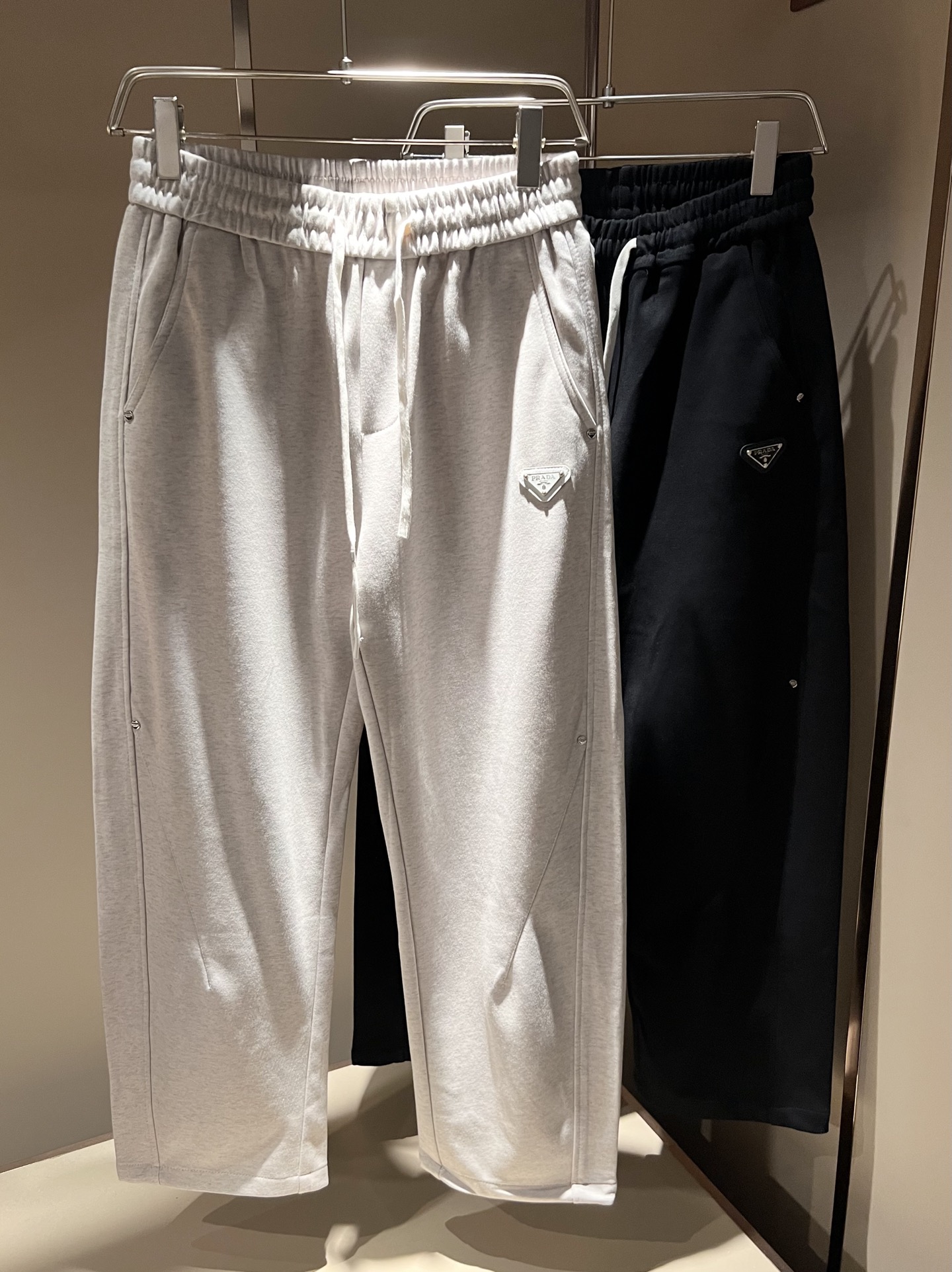 NO:623579,PRA*DA's new autumn and winter men's casual pants, a high-end quality choice...a versatile trousers that has both casual pants and casual pants. It is also an indispensable matching artifact in men's wardrobe. It is a classic style that is practical to wear!  The design style of the entire pair of casual pants is simple and fashionable, which is very consistent with the low-luxury style setting. It has excellent skin-friendly value, is easy to wear, and has a full sense of details!  Customized logo pattern badge design!  The fabric is comfortable, feels soft and delicate, has a good vertical feel, looks very textured, and is full of fine and high-end charm. It has first-class and exquisite tailoring, and the wiring is meticulous, smooth and neat. It is a trousers that looks good with any casual style. If you like it, hurry up and get it, good products don’t wait for anyone!  Size M-3XL,,prada,alexander wang19860909PRA*DA普*达 秋冬新款男士休闲裤,高端品质之选……一款休闲裤兼备的百搭裤装,也是男士衣橱里不可缺少的搭配神器,属于实穿型的经典款式！整条休闲裤的设计风格简洁时尚,非常符合低奢的风格设定,亲肤值优越,穿着方便,细节感十足！定制logo图案徽章设计！面料舒服,手感柔软细腻,有着很好的垂直感,看上去非常有质感,细品高级韵味十足.一流精湛的版型裁剪,走线细致平顺工整,休闲随意怎么搭配都好看的裤装,喜欢的赶紧入手吧,好货可不等人！尺码M-3XL,,prada,alexander wang,Men's clothing