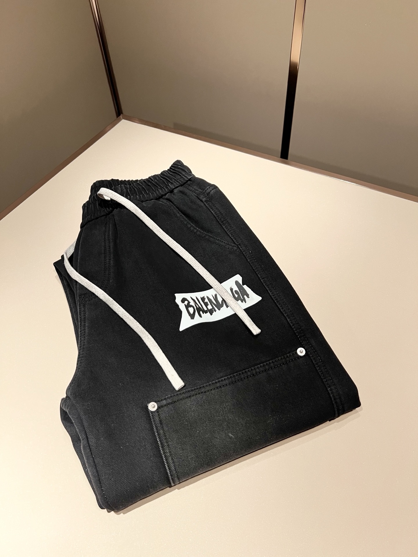 NO:623585,BALENCIA*Paris*Fleece style!  New autumn and winter velvet denim casual pants, Balenciaga letter logo pattern laminated design!  The new YB1w+ is in stock and can be purchased in the same style for both men and women. The texture and details are in place, practical for daily casual wear. It is fashionable and unrestrained, has a high-end and tasteful tone, and is very suitable for both men and women. It is a must-have for everyone. Size: M-3XL,, balenciaga, balenciaga, alexander wang19860909BALENCIA*巴黎*家 加绒款！秋冬新款加绒牛仔休闲裤,巴黎世家 字母logo图案压胶设计！新款现货 YB1w+购入 可男女同款 质感细节均到位,日常休闲 实穿 时髦潇洒的好高级有品 的调调 ,男女都非常合适 人手必备款 . 码数:M-3XL,,balenciaga,balenciaga,alexander wang,Men's clothing