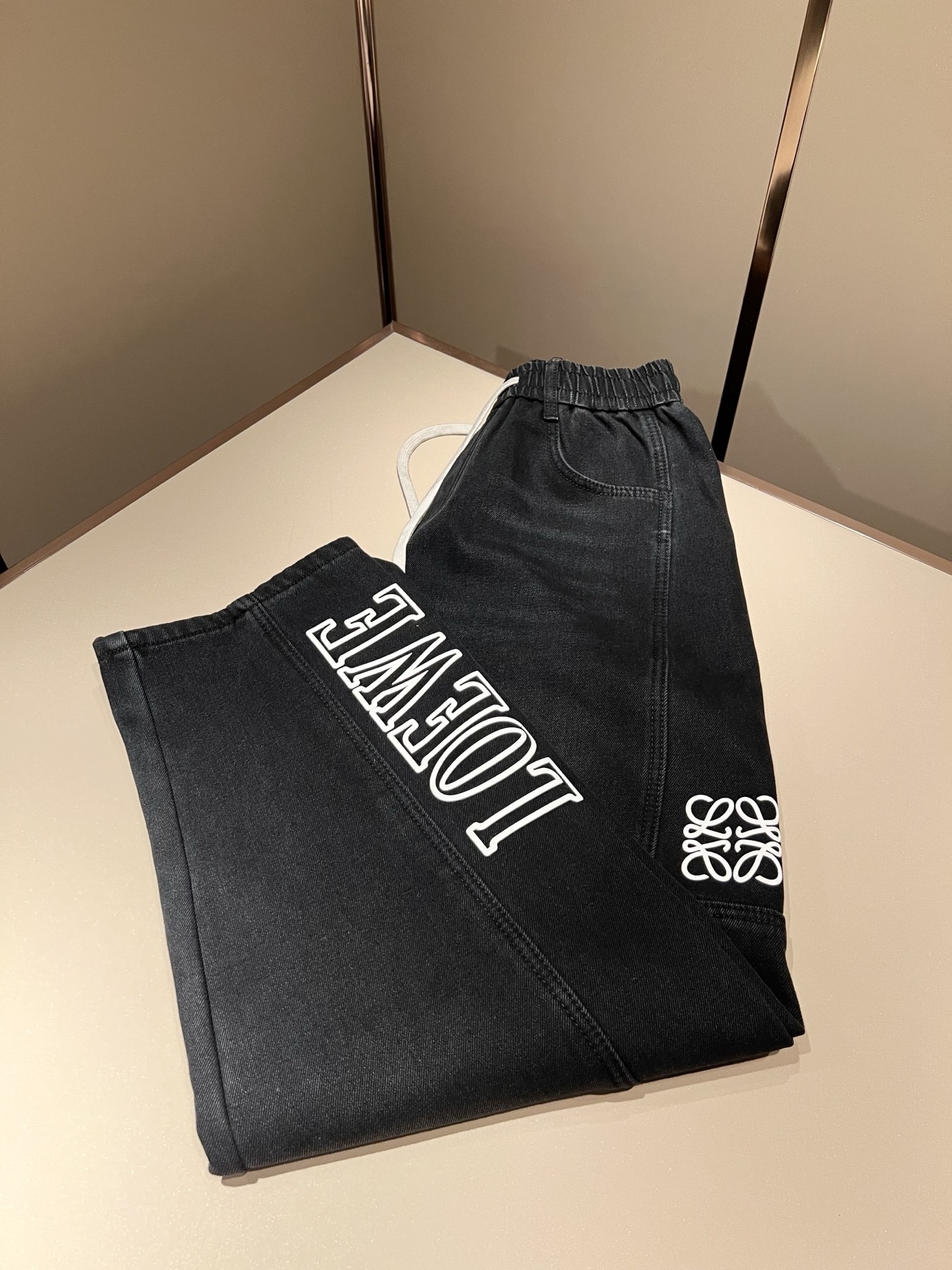 NO:623582,LO*WE/Luo*Wei plus velvet style!  Autumn and winter new men's fashion high-end casual velvet jeans, Hong Kong channel goods, original Japanese factory, pure blood quality, perfect continuation of the essence and genes of the LOE* family, from the main fabric to the detailed craftsmanship, all demonstrate the ingenuity of quality, using multiple brand elements to interpret, and the trouser leg logo stamping design!  A soulful expression of identity!  We provide customers with high-grade imported pure cotton fabrics, very high-end and fashionable detailed craftsmanship, and the red ear cloth is made by a specific antique loom. This element represents the identity and rank of the jeans, which is worth savoring!  It is invincible in terms of matching, interpreting the versatility in place, paying attention to the details, all the accessories are supplied by foreign merchants, the tailoring is fit and slim, and the upper body butt lifting effect is excellent. It is a styling item that can only be found but not sought after!  Size M-3XL,,loewe,jeans,alexander wang19860909LO*WE/罗*威加绒款！秋冬新品男士时装款高端休闲加绒牛仔裤,香港洋行渠道货,日本原厂出品,纯血统品质,完美延续了LOE*家的精髓与基因,从主体面料到细节工艺,无不彰显出品质的匠心所在,运用多个品牌元素标识来诠释,裤腿logo压胶印花设计！属于灵魂式的身份彰显！客供高级进口纯棉面料,非常高级且时髦的细节工艺,赤耳布是由特定古董织布机完成,此元素代表着牛仔裤的身份及段位,非常值得细品悦人！在搭配上所向无敌,把百搭阐释到位,细节匠心考究,辅料皆为外商客供,剪裁合体修身,上身提臀效果绝佳,可遇而不可求的造型单品！尺码M-3XL,,loewe,jeans,alexander wang,Men's clothing