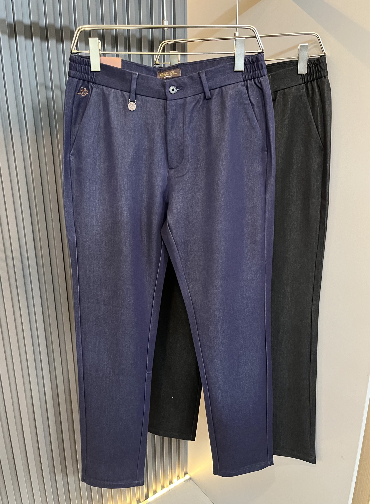 NO:623505,Loro Piana's new fall and winter men's fashion high-end casual trousers, Hong Kong foreign company channel goods, original Japanese factory production, pure blood quality, perfect continuation of the essence and genes of the LP family, from the main fabric to the detailed craftsmanship, all demonstrate the quality of the ingenuity, using multiple brand elements to interpret, logo hardware design!  A soulful expression of identity!  We provide customers with high-grade imported elastic spandex fabrics, very high-end and fashionable detailed craftsmanship. The red ear cloth is made by a specific antique loom. This element represents the identity and rank of the trousers. It is worth savoring!  It is invincible in terms of matching, interpreting the versatility in place, paying attention to the details, all the accessories are supplied by foreign merchants, the tailoring is fit and slim, and the upper body butt lifting effect is excellent. It is a styling item that can only be found but not sought after!  Size 30-40 37 39,,loro piana,loro piana,alexander wang19860909Loro Piana诺悠翩雅 秋冬新品男士时装款高端休闲裤,香港洋行渠道货,日本原厂出品,纯血统品质,完美延续了LP家的精髓与基因,从主体面料到细节工艺,无不彰显出品质的匠心所在,运用多个品牌元素标识来诠释,标志logo五金设计！属于灵魂式的身份彰显！客供高级进口弹力氨纶面料,非常高级且时髦的细节工艺,赤耳布是由特定古董织布机完成,此元素代表着西裤的身份及段位,非常值得细品悦人！在搭配上所向无敌,把百搭阐释到位,细节匠心考究,辅料皆为外商客供,剪裁合体修身,上身提臀效果绝佳,可遇而不可求的造型单品！尺码30-40 37 39,,loro piana,loro piana,alexander wang,Men's clothing